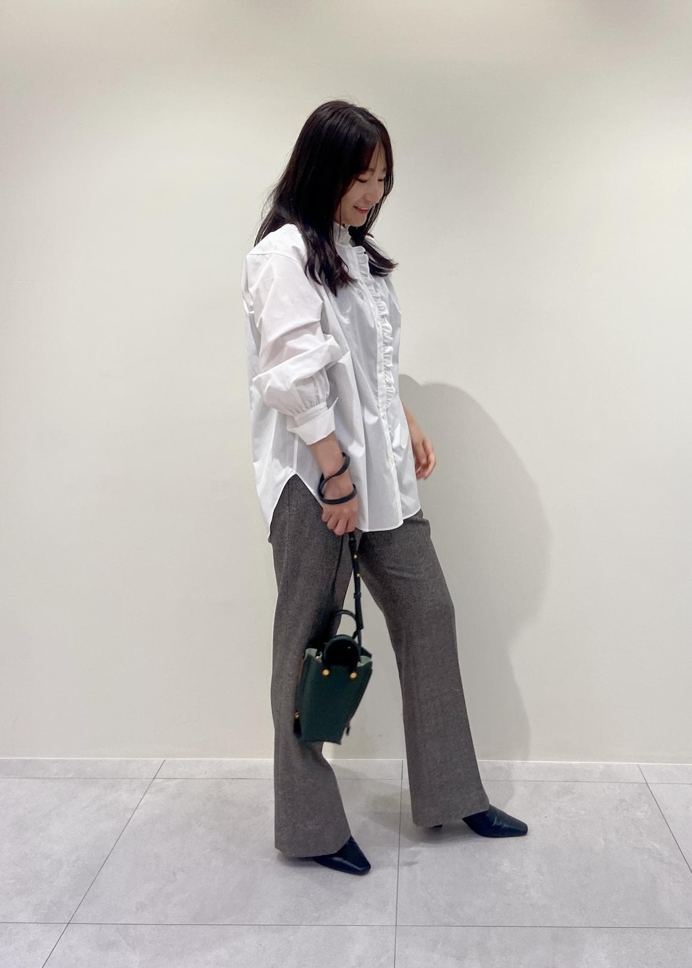 「セミワイド、グレー、otonaMUSE、フリル、ホワイト、長袖、シャツ、パンツ、フレアパンツ、ROPÉ、シャツ・ブラウス、23AW秋の新作、通勤、オフィスカジュアル、骨格ウェーブ」｜「E'PORの【E'POR】Y BAG Micro（サイドジップマイクロショルダーバッグ）/一部WEB限定（ショルダーバッグ、グリーン系）」を使った、AYAさん（レディース・158cm）の秋コーディネートの2枚目の写真