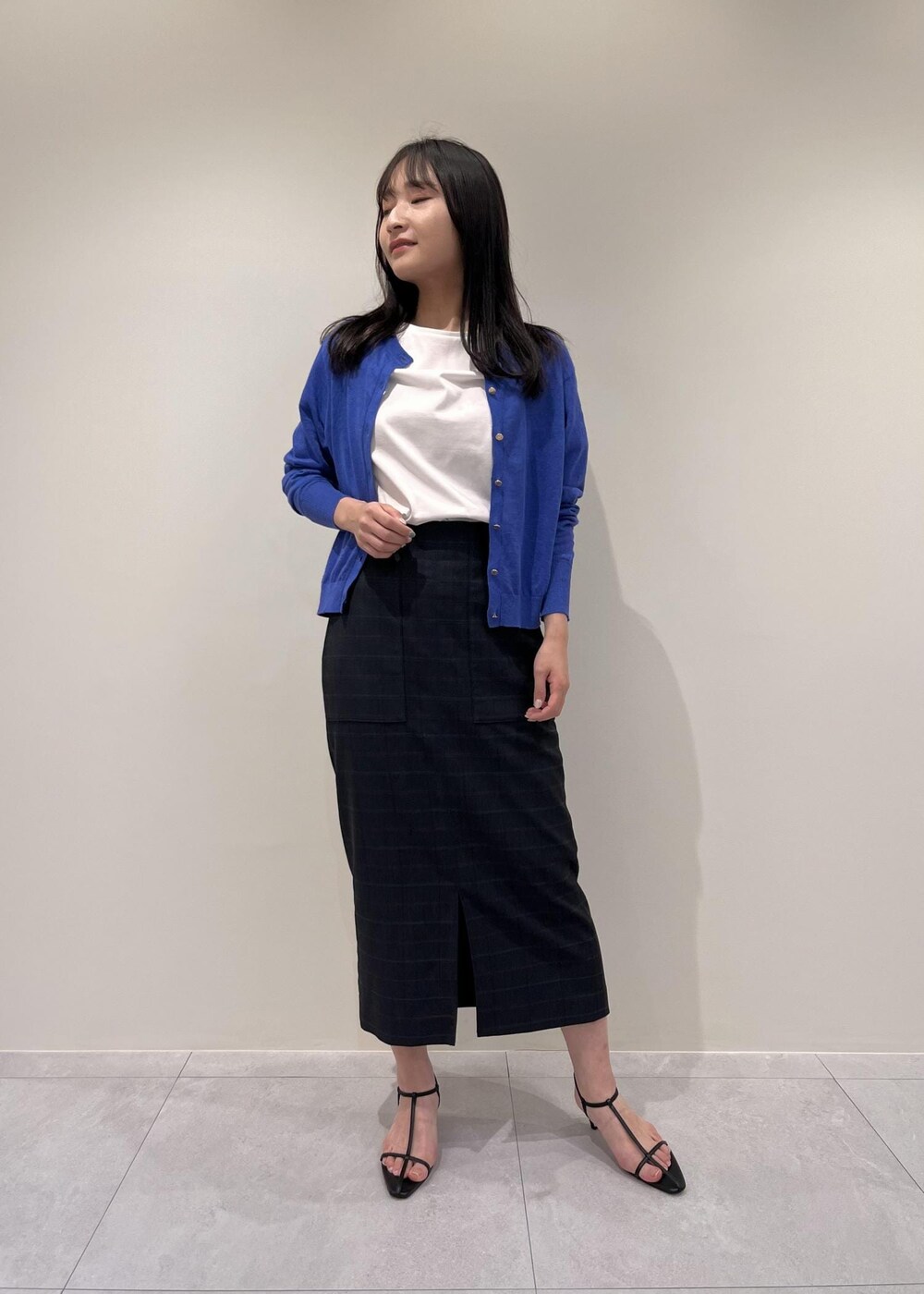 ブルー系のカーディガン/ボレロ、ホワイト系のTシャツ/カットソー、ブルー系のスカートを着用したレディースの夏コーディネートの4枚目の写真