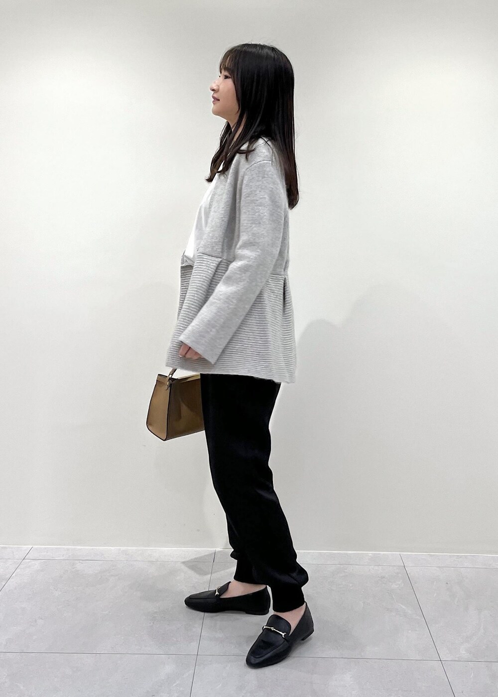 「グレー、ペブラム、ジョガー、ハンドバッグ、ROPÉ、ニット、カーディガン、カットソー、パンツ、フラットシューズ、レインシューズ、大人カジュアル、骨格ウェーブ、ブルベ、着痩せ」｜「ROPE'のナロービットローファー（レインシューズ、ブラック系）」を使った、AYAさん（レディース・158cm）の秋コーディネートの2枚目の写真