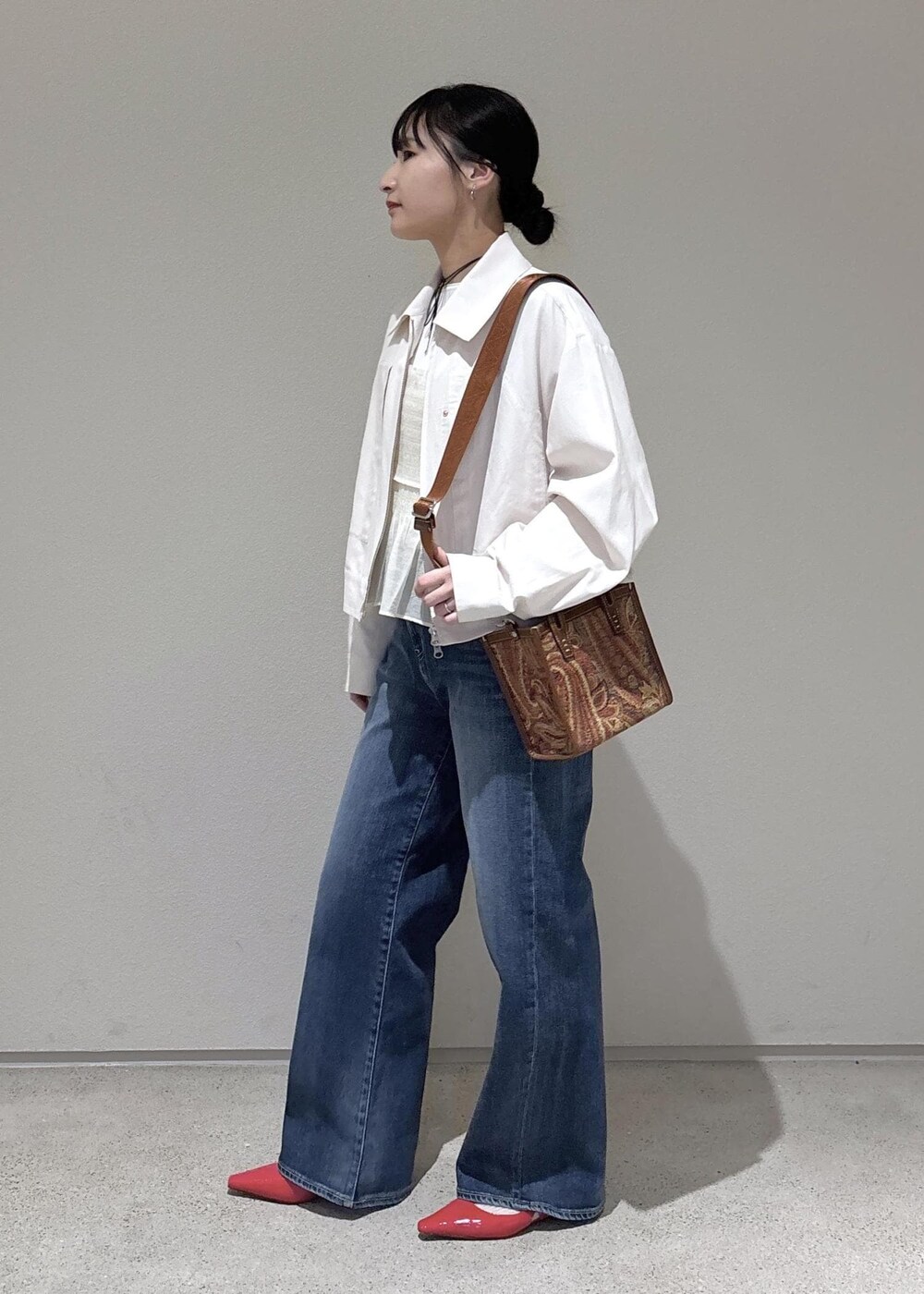 「デニムパンツ、初春コーデ、春コーデ、デートコーデ、お出かけコーデ、女子会コーデ、大人カジュアル、パンツスタイル、ROPÉ、ウェーブ、ブルべ夏、敏感、トップス、ニット/セーター、ジャケット/アウター」｜「SALON adam et rope'の【セットアップ対応】ビンテージライクジップブルゾン（ブルゾン、ホワイト系）」を使った、AYAさん（レディース・158cm）の春コーディネートの2枚目の写真