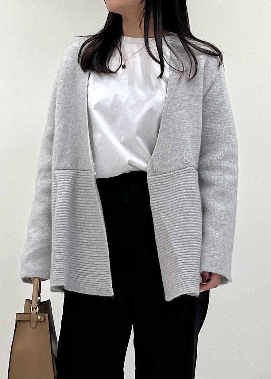 「グレー、ペブラム、ジョガー、ハンドバッグ、ROPÉ、ニット、カーディガン、カットソー、パンツ、フラットシューズ、レインシューズ、大人カジュアル、骨格ウェーブ、ブルベ、着痩せ」｜「ROPE'のナロービットローファー（レインシューズ、ブラック系）」を使った、AYAさん（レディース・158cm）の秋コーディネートの4枚目の写真