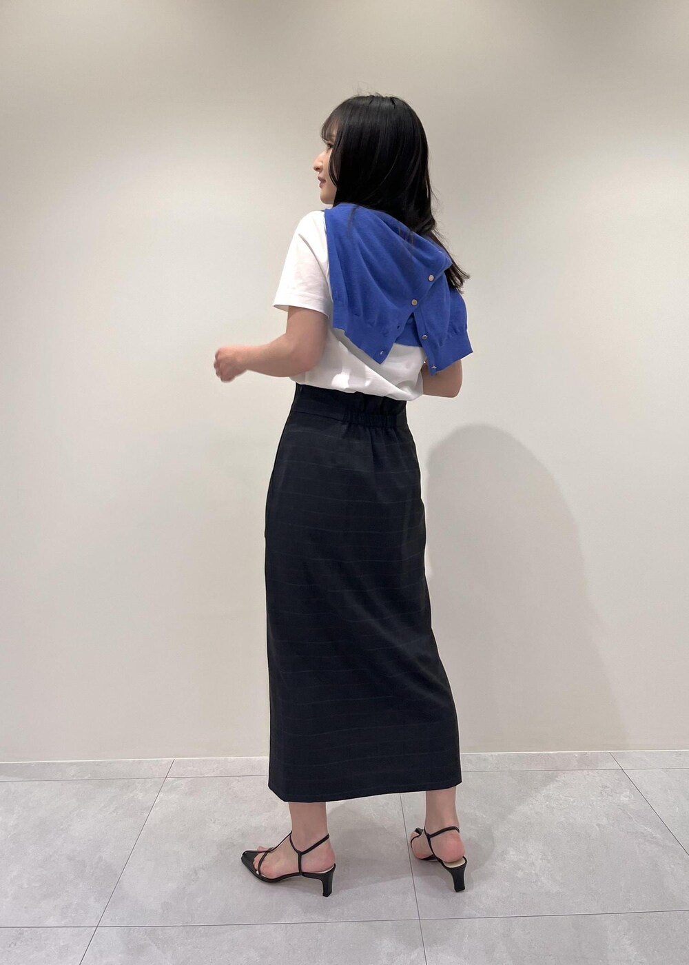 ブルー系のカーディガン/ボレロ、ホワイト系のTシャツ/カットソー、ブルー系のスカートを着用したレディースの夏コーディネートの3枚目の写真