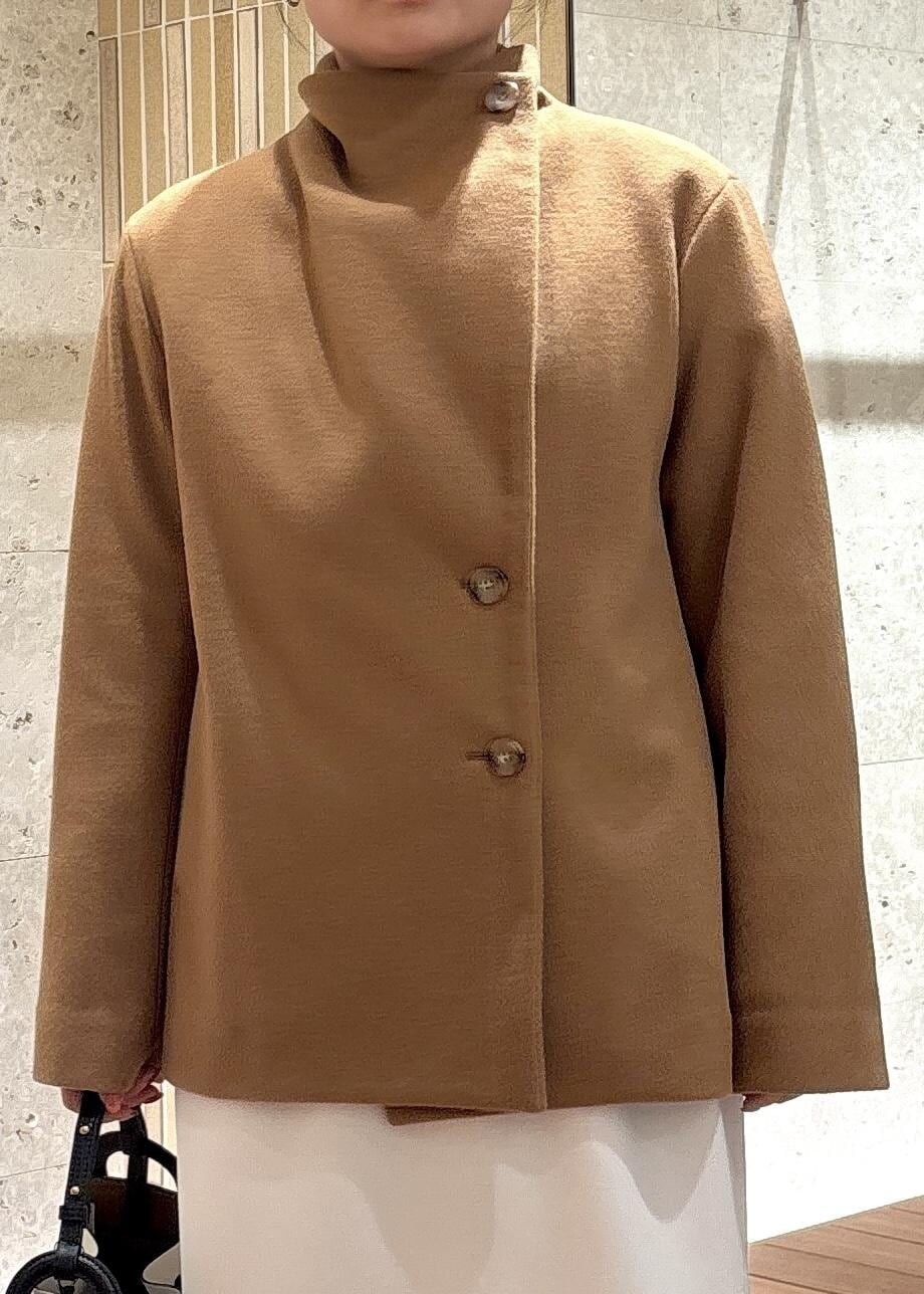 「moi別注コート、モア別注コート、初冬コーデ、冬コーデ、お仕事コーデ、デートコーデ、お出かけコーデ、女子会コーデ、セットアップ、スカートスタイル、ワントーンコーデ、きれいめコーデ、ROPÉ、ウェーブ、ブルべ夏」｜「ROPE'のBeatrice boots(ベアトリス ブーツ)（ブーツ、ブラック系）」を使った、AYAさん（レディース・158cm）の秋コーディネートの5枚目の写真