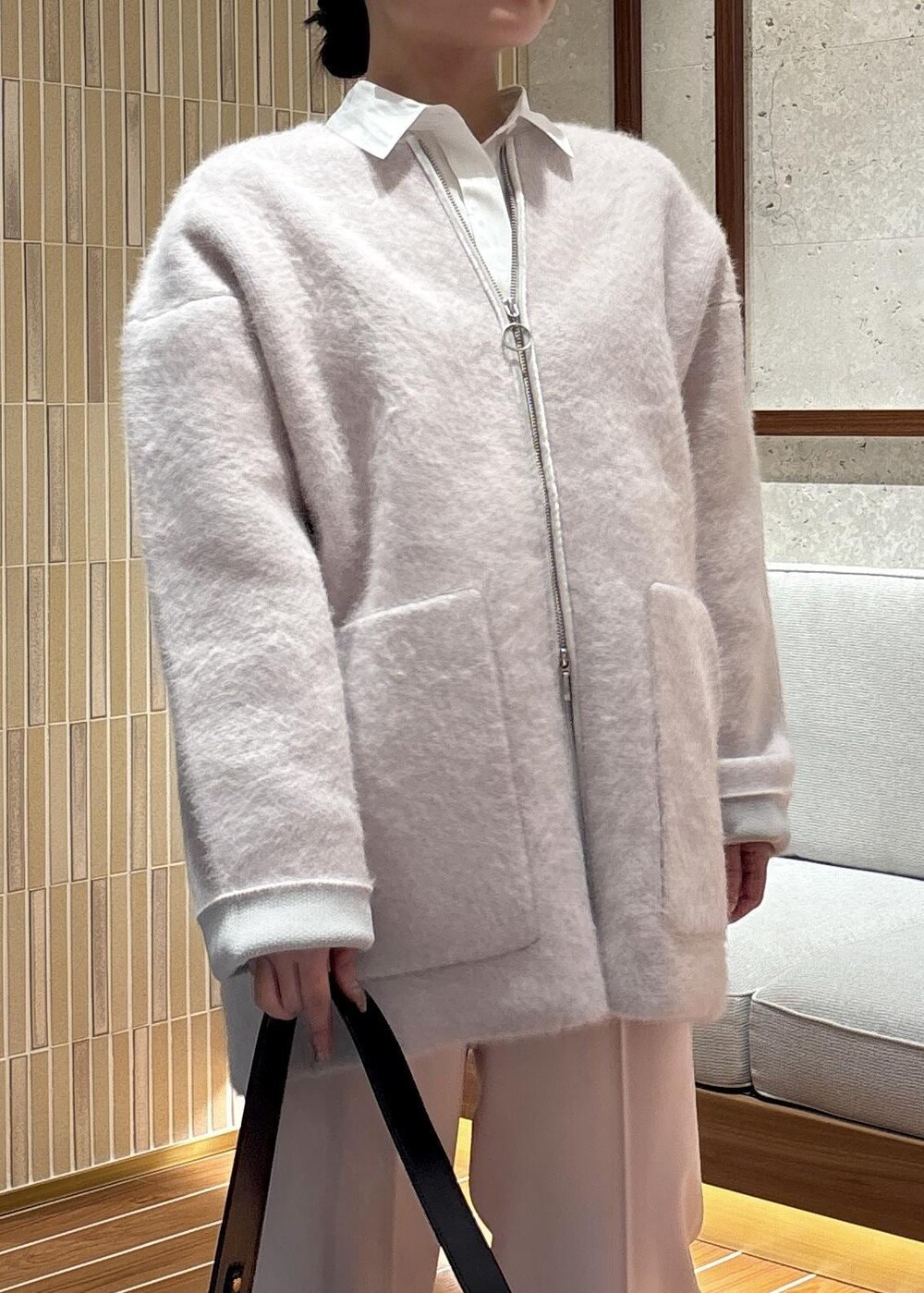 「ピンク、シャツ、秋コーデ、初冬コーデ、推し活コーデ、女子会コーデ、パンツスタイル、ヘルシーコーデ、シンプルコーデ、きれいめコーデ、ベーシック、ROPÉ、ウェーブ、ブルべ夏、敏感」｜「ROPE'のウールサテンイージーパンツ（その他パンツ、ピンク系）」を使った、AYAさん（レディース・158cm）の秋コーディネートの6枚目の写真