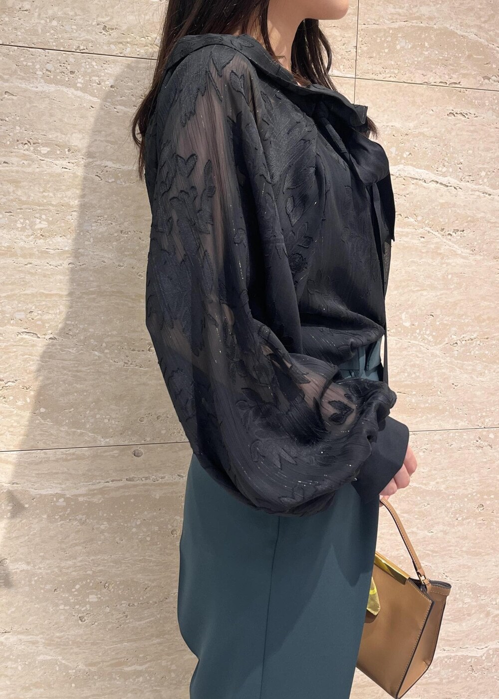 「シアー、グリーン、ミニバッグ、ワンハンドル、ブラック、ブラウス、レース、フリル、ドット柄、パンツ、ROPÉ、シャツ・ブラウス、通勤、オフィスカジュアル、骨格ウェーブ」｜「ROPE'のワンハンドルトップメタルミニバッグ（ショルダーバッグ、ベージュ系）」を使った、AYAさん（レディース・158cm）の秋コーディネートの5枚目の写真