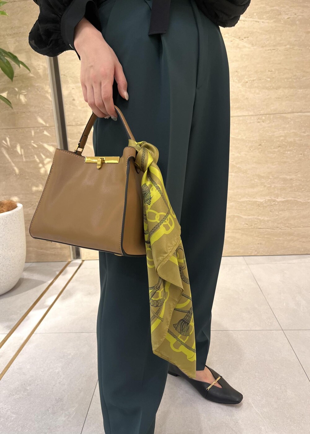 「シアー、グリーン、ミニバッグ、ワンハンドル、ブラック、ブラウス、レース、フリル、ドット柄、パンツ、ROPÉ、シャツ・ブラウス、通勤、オフィスカジュアル、骨格ウェーブ」｜「ROPE'のワンハンドルトップメタルミニバッグ（ショルダーバッグ、ベージュ系）」を使った、AYAさん（レディース・158cm）の秋コーディネートの6枚目の写真