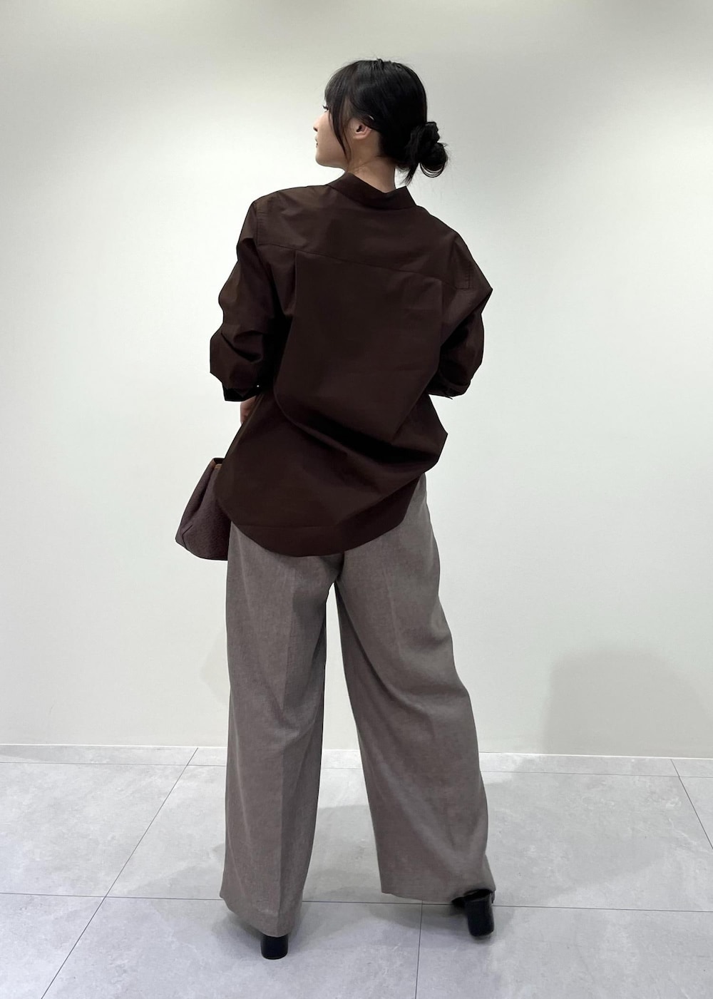 「シャツ、パール、ブラウン、ベージュ、ワイドパンツ、バッグ、ROPÉ、シャツ・ブラウス、パンツ、通勤、お出かけ、骨格ウェーブ、ブルベ、23AW秋の新作、体型カバー」｜「ROPE'のRPフォルドロックメタルミドルバッグ（ショルダーバッグ、ブラウン系）」を使った、AYAさん（レディース・158cm）の秋コーディネートの3枚目の写真