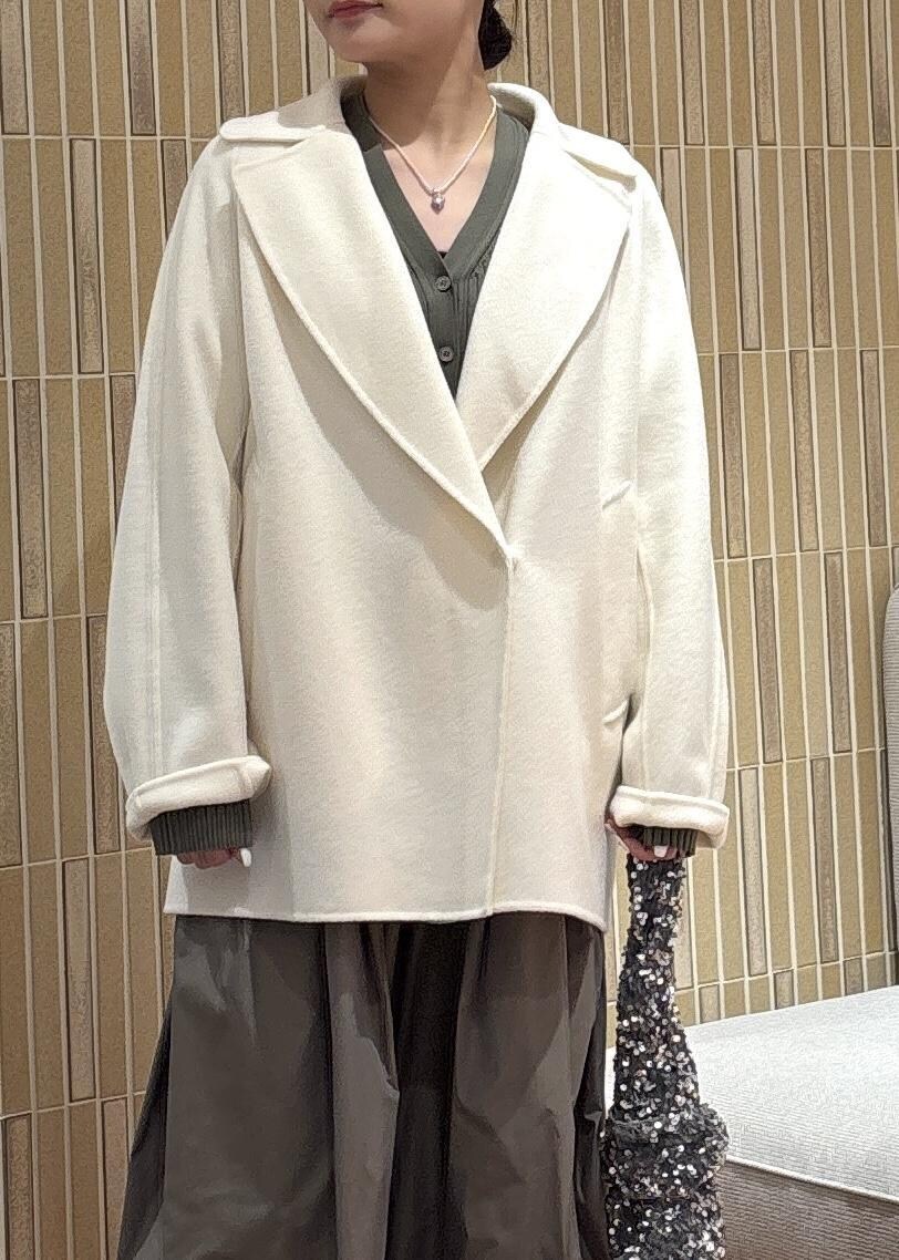 「グリーン、ローファー、冬コーデ、お出かけコーデ、女子会コーデ、きれいめコーデ、ROPÉ、ウェーブ、ブルべ夏、敏感、ジャケット/アウター、ピーコート、ワンピース、GGO34040、SHE34560」｜「ROPE'のラムウールリバーミドルコート【Sサイズフェア対象】（ピーコート、ホワイト系）」を使った、AYAさん（レディース・158cm）の冬コーディネートの4枚目の写真