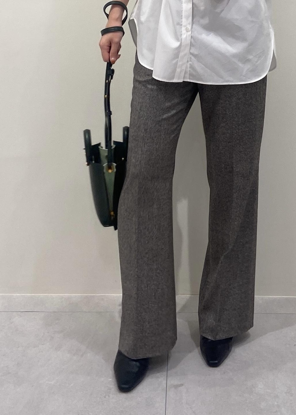 「セミワイド、グレー、otonaMUSE、フリル、ホワイト、長袖、シャツ、パンツ、フレアパンツ、ROPÉ、シャツ・ブラウス、23AW秋の新作、通勤、オフィスカジュアル、骨格ウェーブ」｜「E'PORの【E'POR】Y BAG Micro（サイドジップマイクロショルダーバッグ）/一部WEB限定（ショルダーバッグ、グリーン系）」を使った、AYAさん（レディース・158cm）の秋コーディネートの4枚目の写真