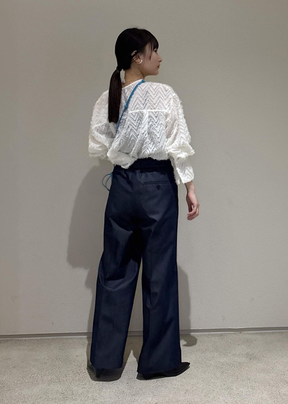 「初春コーデ、春コーデ、女子会コーデ、パンツスタイル、ROPÉ、ウェーブ、ブルべ夏、敏感、トップス、シャツ/ブラウス、パンツ、スラックス、SHH35090、SHS35030、2025セレモニー」｜「SALON adam et rope'のコットンライクスタイルアップワイドパンツ［UVカット・接触冷感・洗える］[XS-Mサイズ展開]（スラックス、ブルー系）」を使った、AYAさん（レディース・158cm）の春コーディネートの4枚目の写真