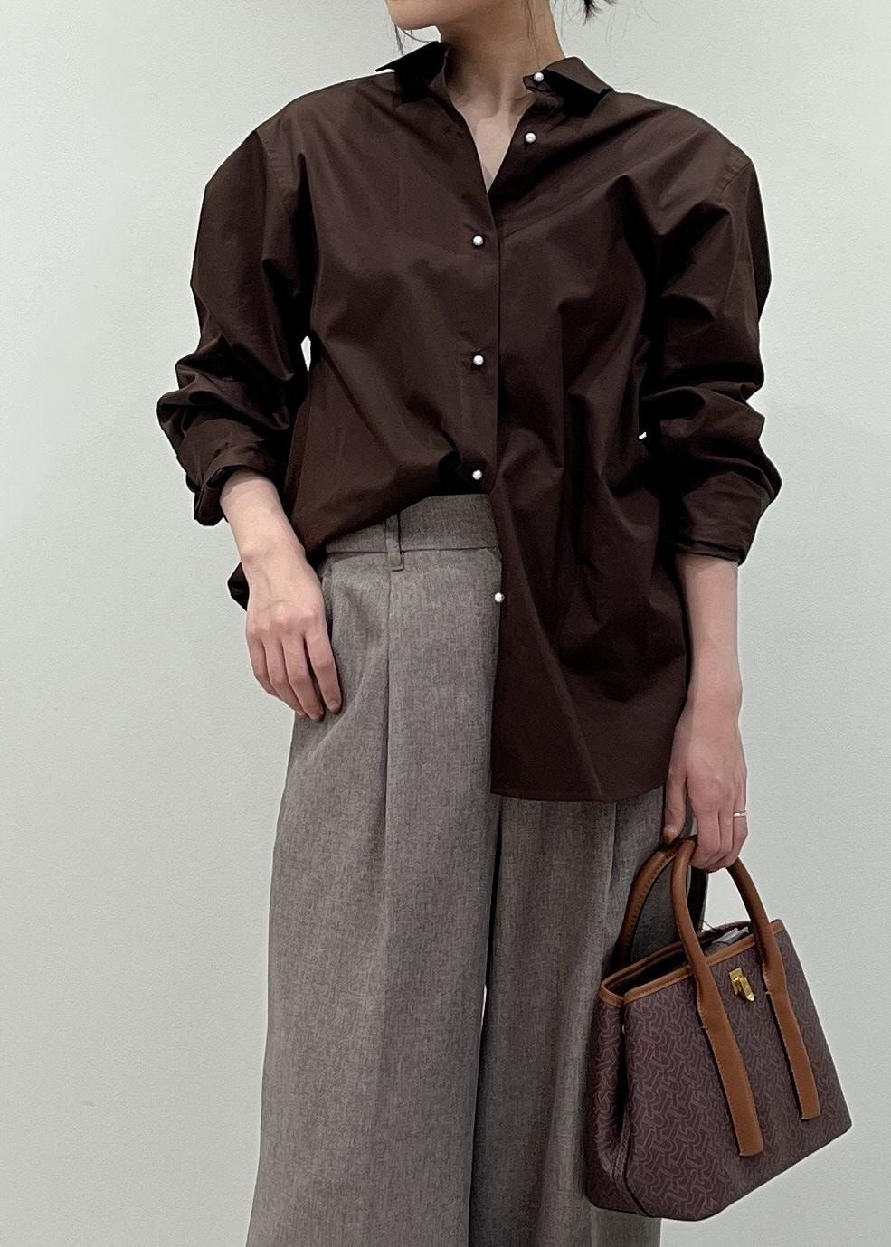 「シャツ、パール、ブラウン、ベージュ、ワイドパンツ、バッグ、ROPÉ、シャツ・ブラウス、パンツ、通勤、お出かけ、骨格ウェーブ、ブルベ、23AW秋の新作、体型カバー」｜「ROPE'のRPフォルドロックメタルミドルバッグ（ショルダーバッグ、ブラウン系）」を使った、AYAさん（レディース・158cm）の秋コーディネートの4枚目の写真
