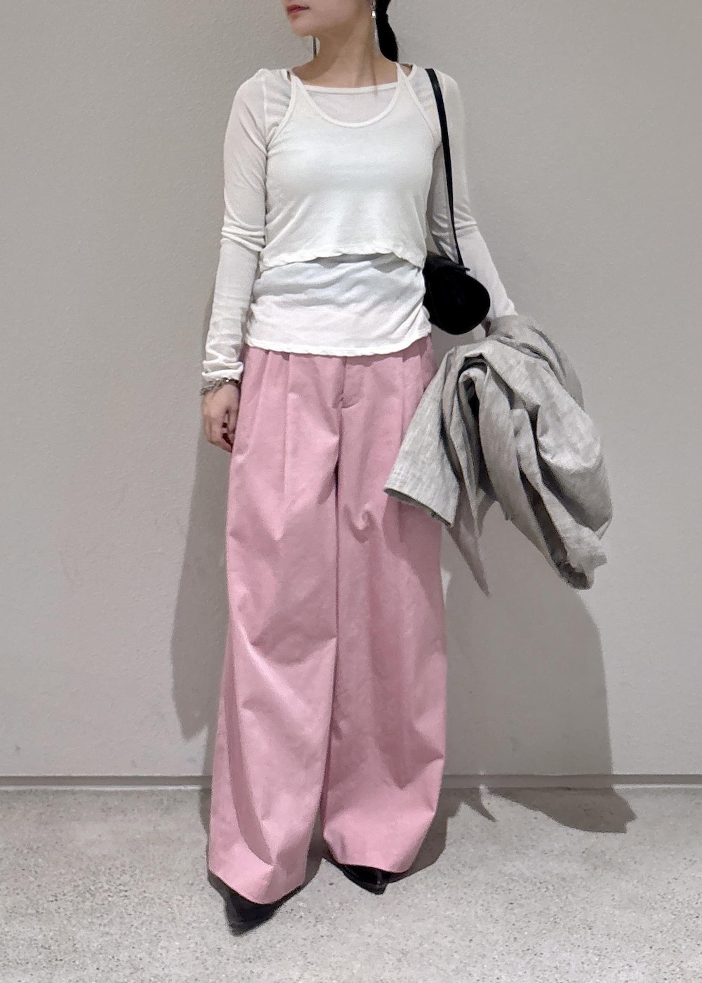 「EMOELLE、初春コーデ、春コーデ、お出かけコーデ、女子会コーデ、モード、パンツスタイル、きれいめコーデ、ROPÉ、ウェーブ、ブルべ夏、敏感、トップス、Tシャツ/カットソー、ジャケット/アウター」｜「ADAM ET ROPE'のMOL Rollバッグ（ショルダーバッグ、ブラック系）」を使った、AYAさん（レディース・158cm）の春コーディネートの6枚目の写真