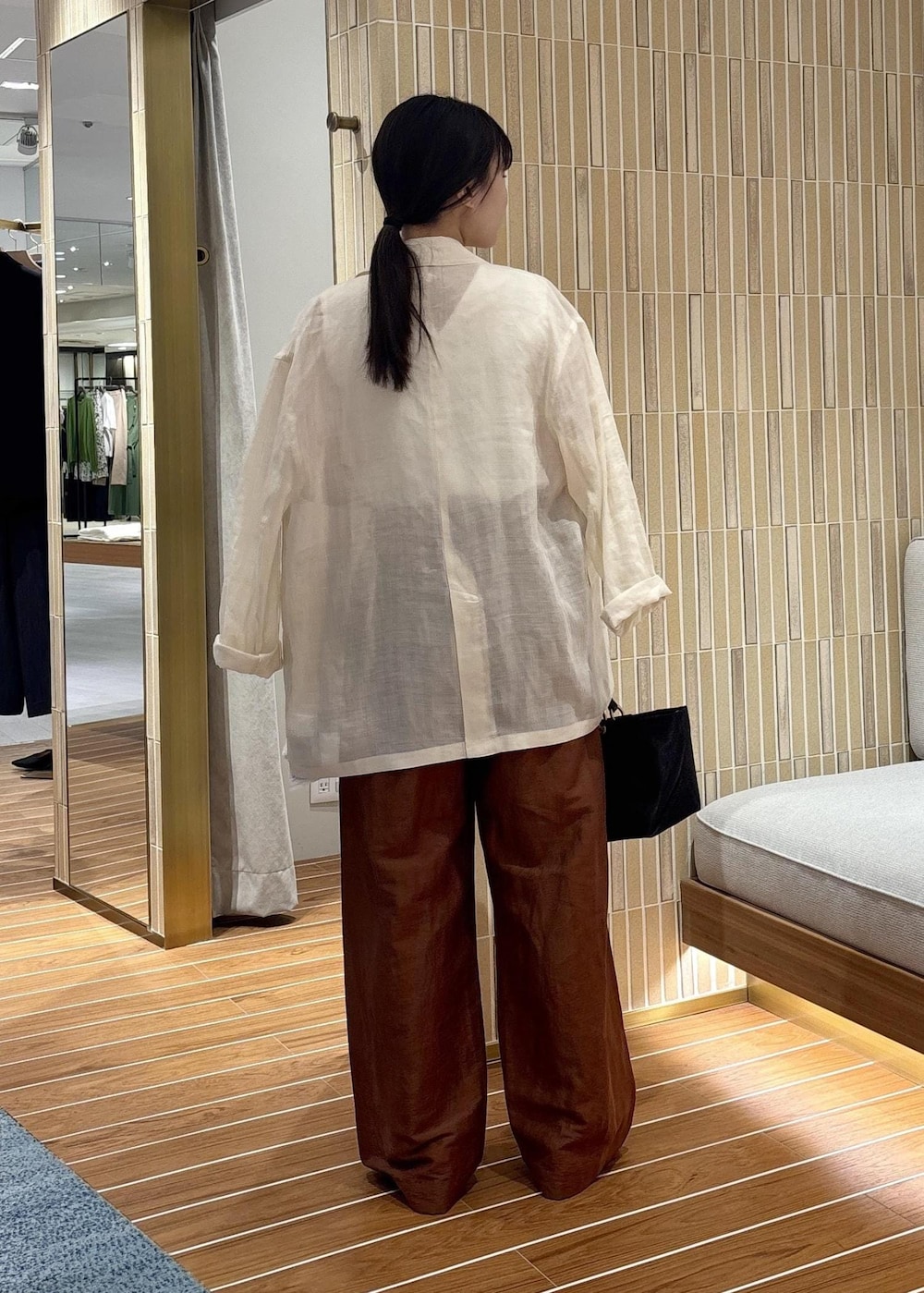 「初夏コーデ、夏コーデ、女子会コーデ、ROPÉ、ウェーブ、ブルべ夏、敏感、トップス、Tシャツ/カットソー、ジャケット/アウター、テーラードジャケット、パンツ、バッグ、ハンドバッグ、GGS25040」｜「ROPE'のビスコースリネン スラブスリータックパンツ/【一部セットアップ】可能/洗える（その他パンツ、ブラウン系）」を使った、AYAさん（レディース・158cm）の夏コーディネートの6枚目の写真
