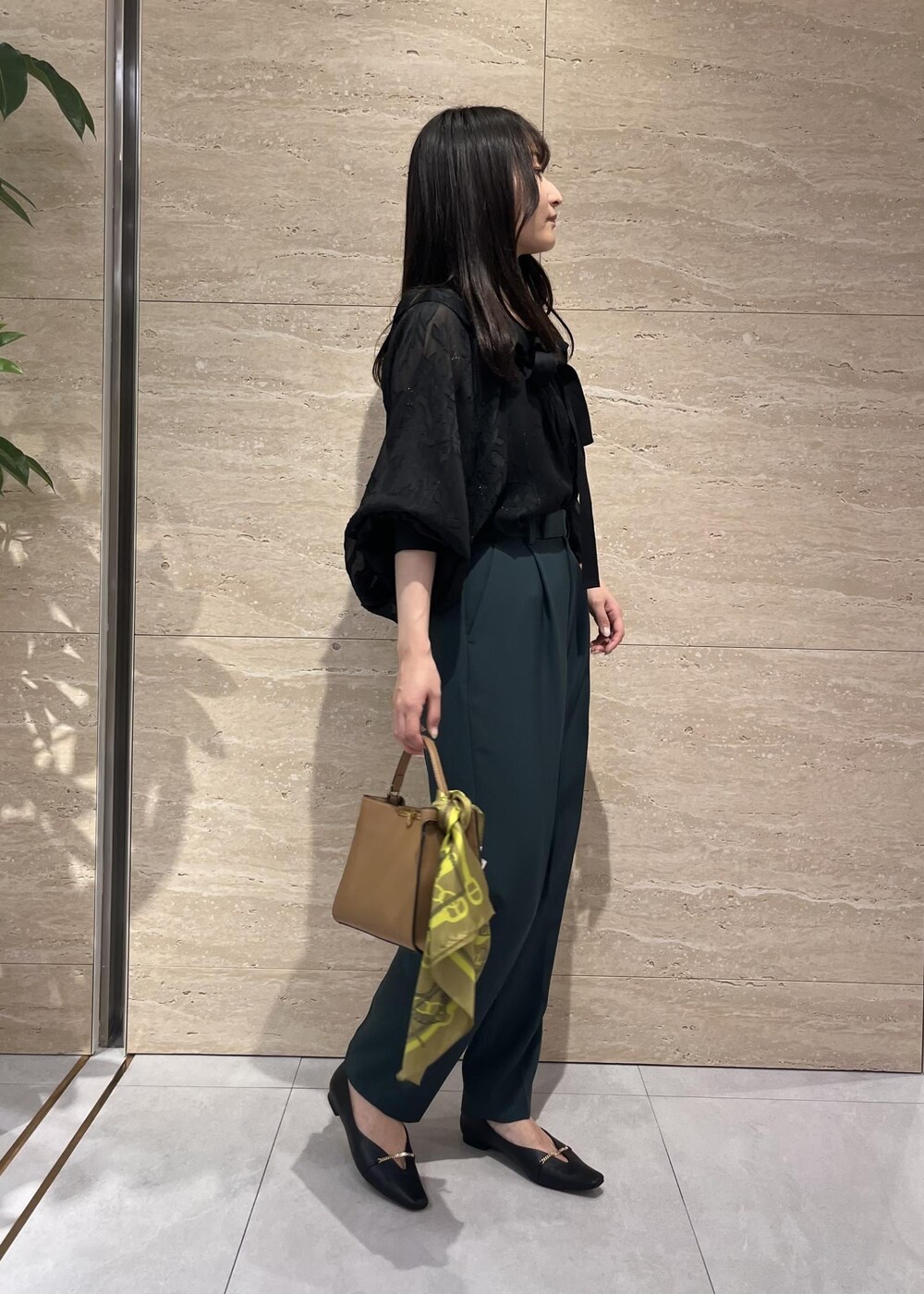 「シアー、グリーン、ミニバッグ、ワンハンドル、ブラック、ブラウス、レース、フリル、ドット柄、パンツ、ROPÉ、シャツ・ブラウス、通勤、オフィスカジュアル、骨格ウェーブ」｜「ROPE'のワンハンドルトップメタルミニバッグ（ショルダーバッグ、ベージュ系）」を使った、AYAさん（レディース・158cm）の秋コーディネートの3枚目の写真