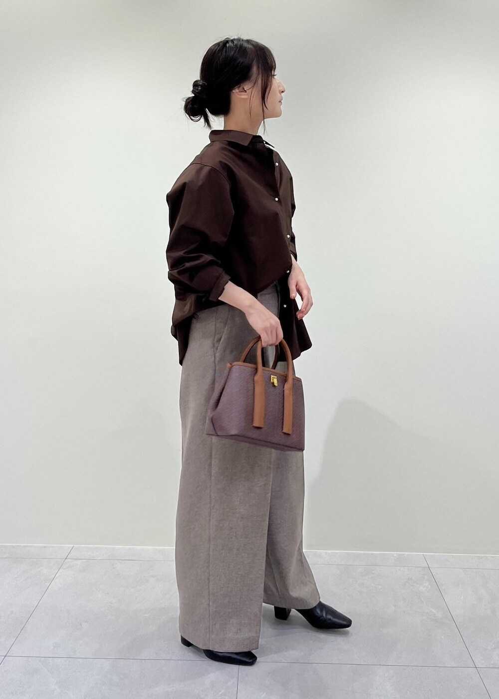 「シャツ、パール、ブラウン、ベージュ、ワイドパンツ、バッグ、ROPÉ、シャツ・ブラウス、パンツ、通勤、お出かけ、骨格ウェーブ、ブルベ、23AW秋の新作、体型カバー」｜「ROPE'のRPフォルドロックメタルミドルバッグ（ショルダーバッグ、ブラウン系）」を使った、AYAさん（レディース・158cm）の秋コーディネートの2枚目の写真