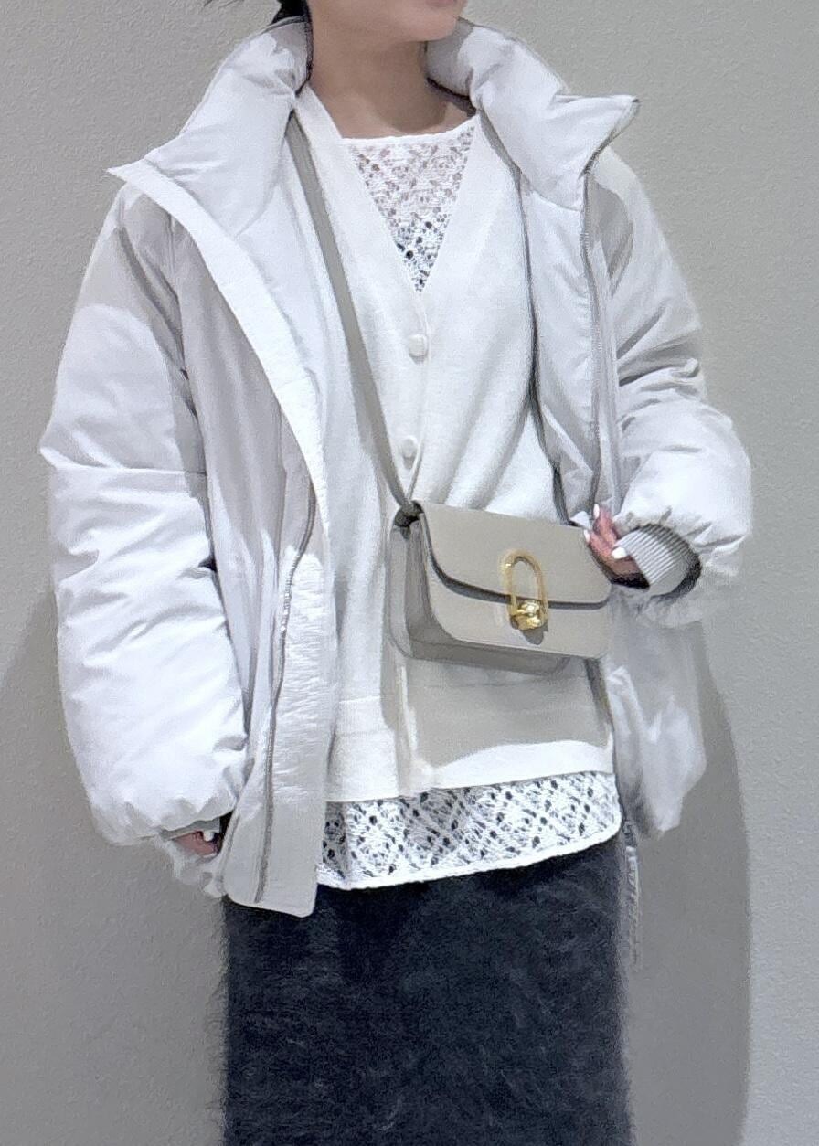 「冬コーデ、デートコーデ、お出かけコーデ、クリスマスコーデ、女子会コーデ、大人カジュアル、スカートスタイル、モノトーンコーデ、シンプルコーデ、きれいめコーデ、ROPÉ、ウェーブ、ブルべ夏、敏感、トップス」｜「ROPE'のウールカシミヤＶネックカーディガン（カーディガン/ボレロ、ホワイト系）」を使った、AYAさん（レディース・158cm）の冬コーディネートの4枚目の写真