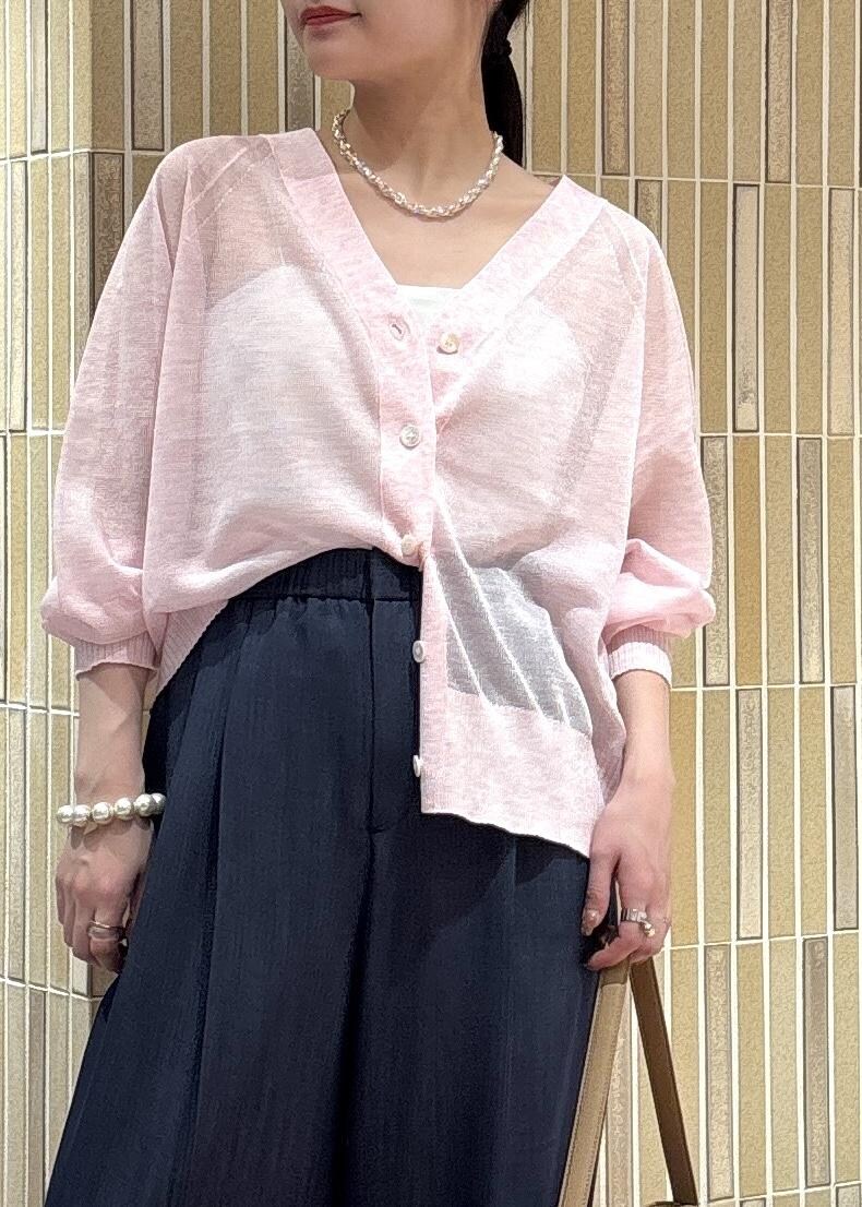 「ピンク、初夏コーデ、夏コーデ、お出かけコーデ、女子会コーデ、大人カジュアル、パンツスタイル、ROPÉ、ウェーブ、ブルべ夏、敏感、トップス、カーディガン、パンツ、バッグ」｜「SALON adam et rope'のスプリットレザーミドルトートバッグ/バケットバッグ［WEB限定カラー/チャーム付き］（ショルダーバッグ、ベージュ系）」を使った、AYAさん（レディース・158cm）の春コーディネートの5枚目の写真