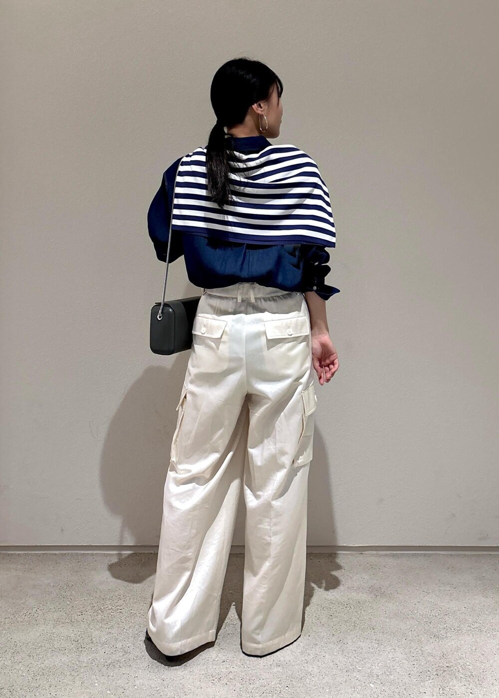 「ボーダー、初春コーデ、春コーデ、お出かけコーデ、女子会コーデ、パンツスタイル、ヘルシーコーデ、きれいめコーデ、ROPÉ、ウェーブ、ブルべ夏、敏感、トップス、Tシャツ/カットソー、シャツ/ブラウス」｜「ROPE'のシルクの滑らかな肌触りと洗える機能を兼ね備えた逸品（Tシャツ/カットソー、ブルー系）」を使った、AYAさん（レディース・158cm）の冬コーディネートの5枚目の写真
