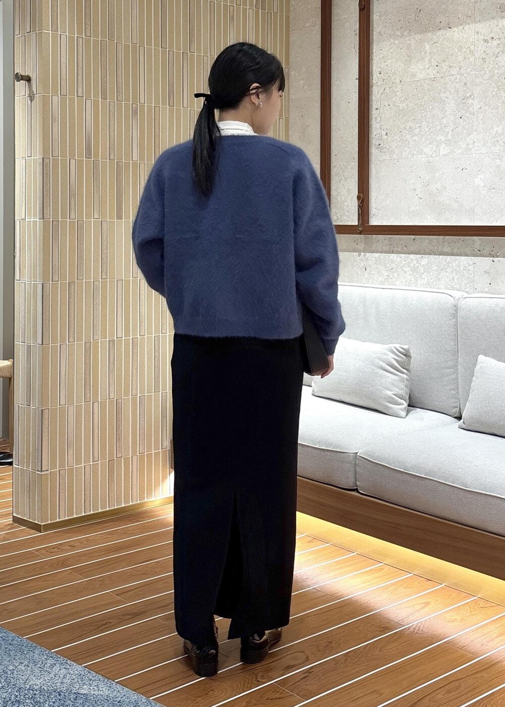 「ブルー、ボウタイ、カシミヤ、フォックス、秋コーデ、デートコーデ、お出かけコーデ、女子会コーデ、レイヤード、スカートスタイル、きれいめコーデ、ROPÉ、ウェーブ、ブルべ夏、敏感」｜「ROPE'のボウタイブラウス（シャツ/ブラウス、ホワイト系）」を使った、AYAさん（レディース・158cm）の秋コーディネートの4枚目の写真