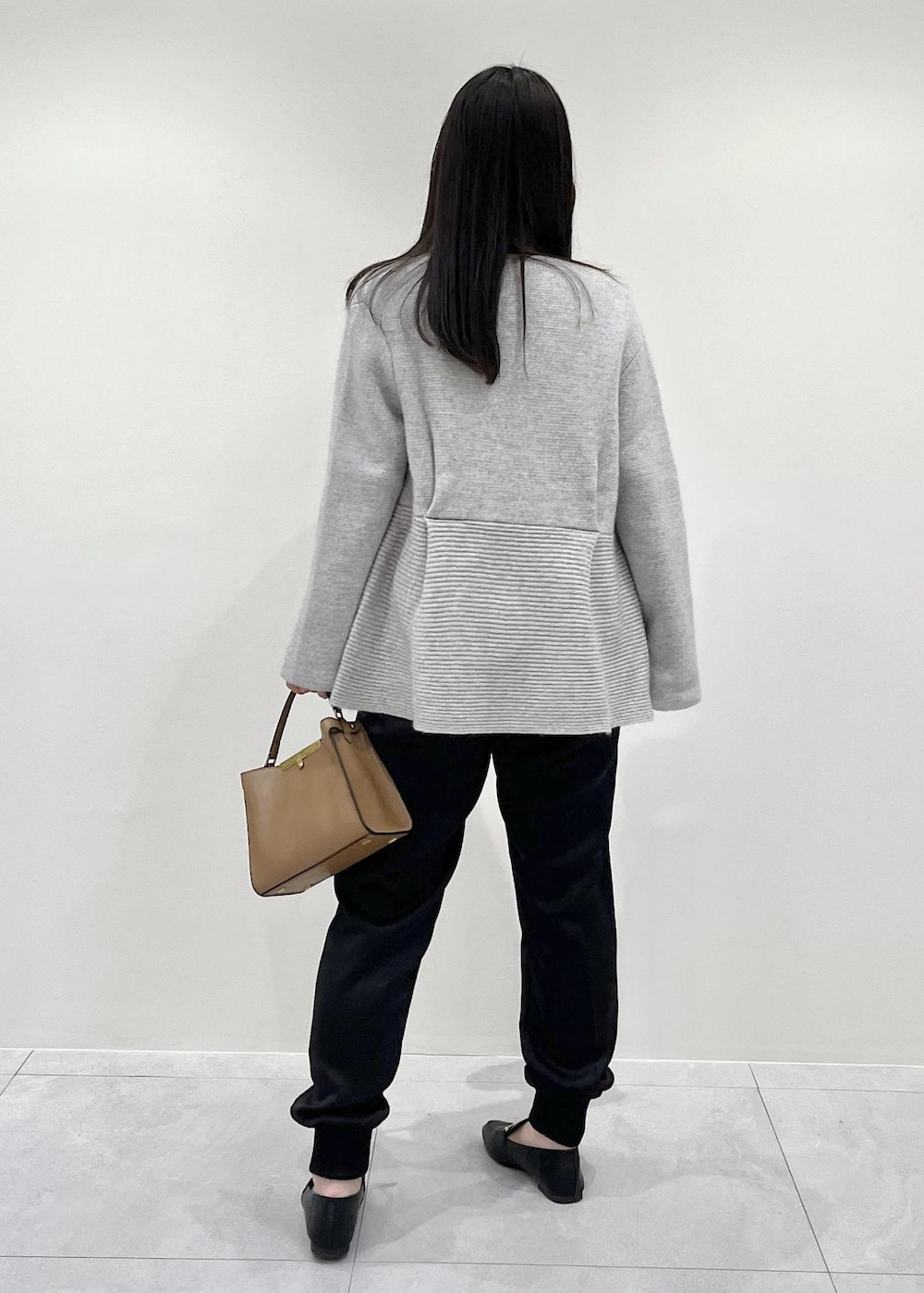 「グレー、ペブラム、ジョガー、ハンドバッグ、ROPÉ、ニット、カーディガン、カットソー、パンツ、フラットシューズ、レインシューズ、大人カジュアル、骨格ウェーブ、ブルベ、着痩せ」｜「ROPE'のナロービットローファー（レインシューズ、ブラック系）」を使った、AYAさん（レディース・158cm）の秋コーディネートの3枚目の写真