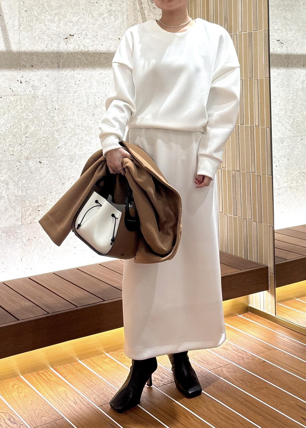 「moi別注コート、モア別注コート、初冬コーデ、冬コーデ、お仕事コーデ、デートコーデ、お出かけコーデ、女子会コーデ、セットアップ、スカートスタイル、ワントーンコーデ、きれいめコーデ、ROPÉ、ウェーブ、ブルべ夏」｜「ROPE'のBeatrice boots(ベアトリス ブーツ)（ブーツ、ブラック系）」を使った、AYAさん（レディース・158cm）の秋コーディネートの6枚目の写真