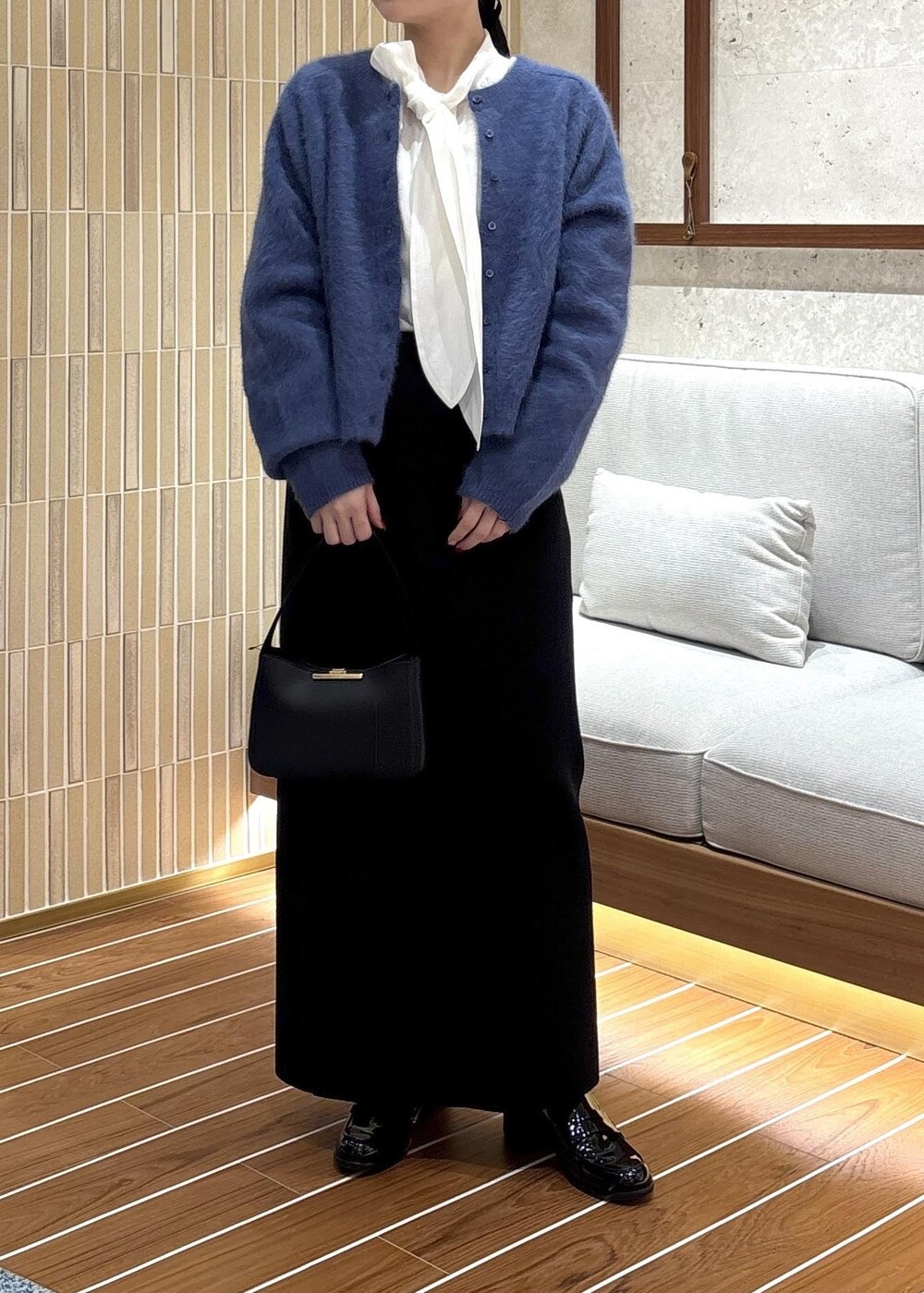 「ブルー、ボウタイ、カシミヤ、フォックス、秋コーデ、デートコーデ、お出かけコーデ、女子会コーデ、レイヤード、スカートスタイル、きれいめコーデ、ROPÉ、ウェーブ、ブルべ夏、敏感」｜「ROPE'のボウタイブラウス（シャツ/ブラウス、ホワイト系）」を使った、AYAさん（レディース・158cm）の秋コーディネートの6枚目の写真