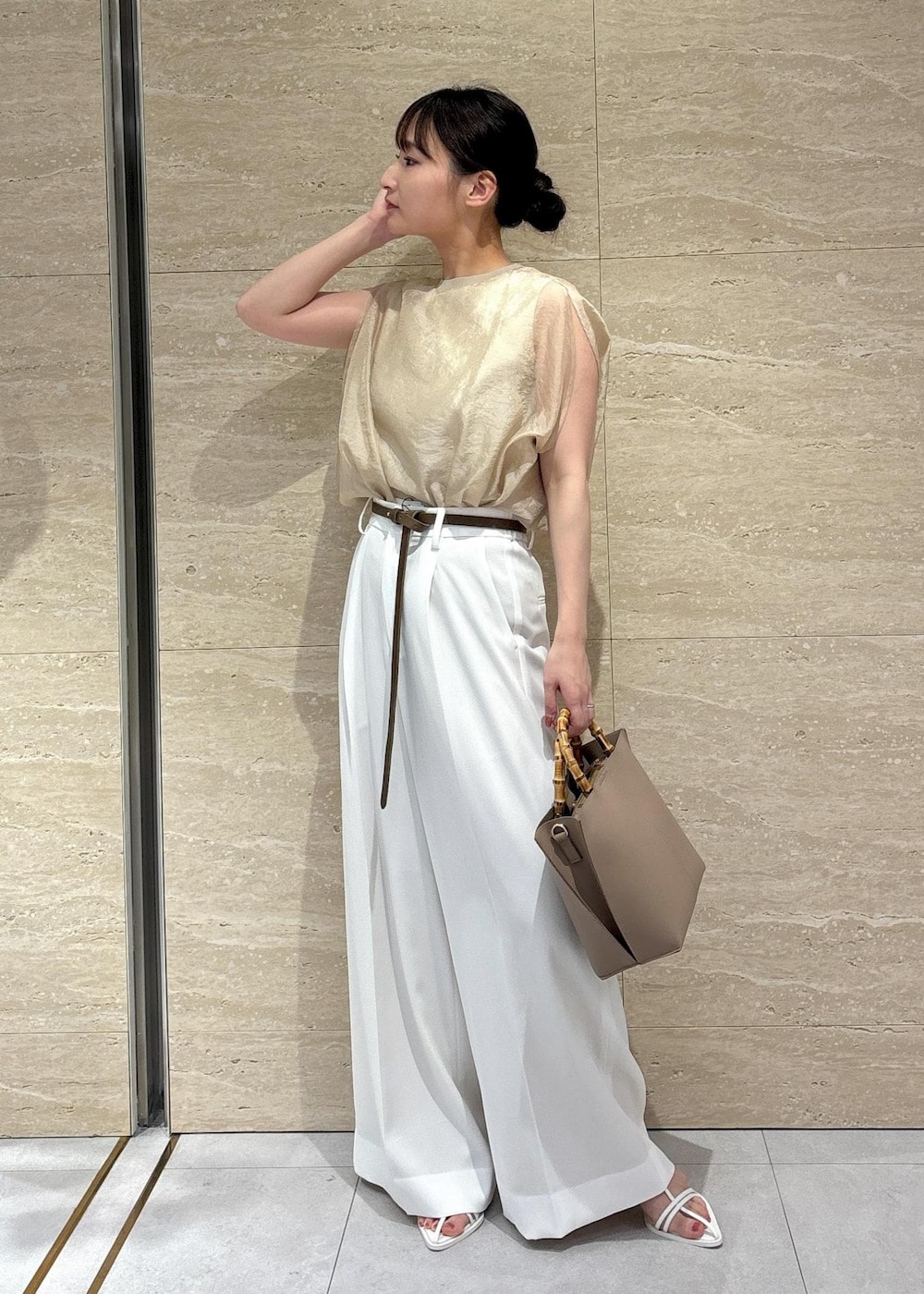 ホワイト系のサンダル、ホワイト系のその他パンツ、ベージュ系のTシャツ/カットソーを着用したレディースの夏コーディネートの2枚目の写真