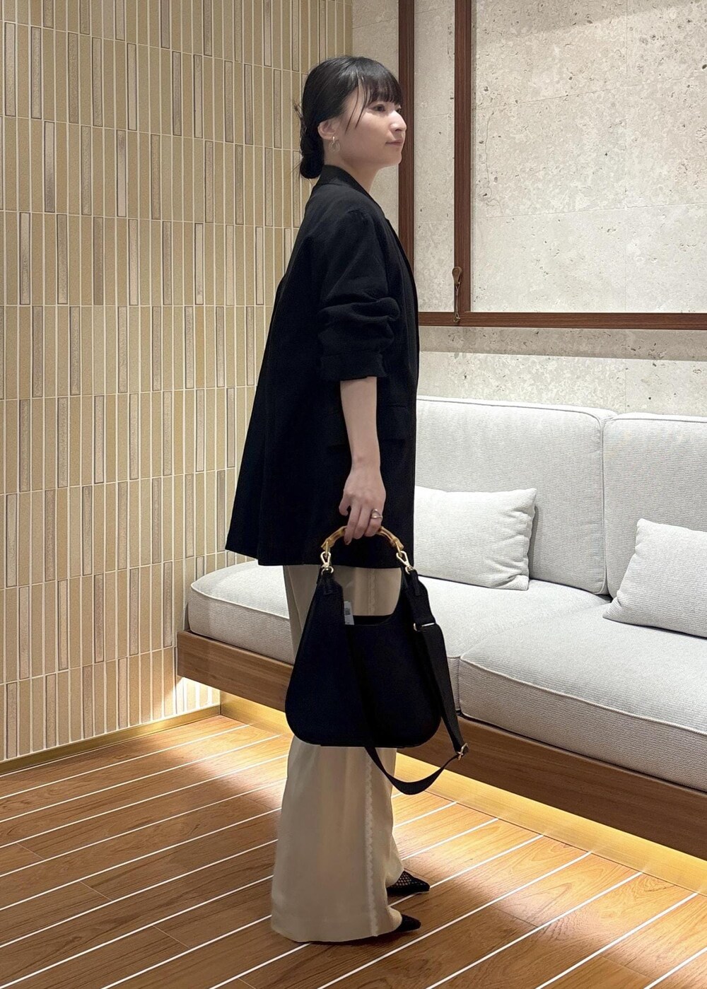 「初春コーデ、春コーデ、推し活コーデ、女子会コーデ、大人カジュアル、パンツスタイル、モノトーンコーデ、ROPÉ、ウェーブ、ブルべ夏、敏感、トップス、Tシャツ/カットソー、ジャケット/アウター、テーラードジャケット」｜「SALON adam et rope'のオーガニックコットンダブルガーゼジャケット（テーラードジャケット、ブラック系）」を使った、AYAさん（レディース・158cm）の春コーディネートの2枚目の写真