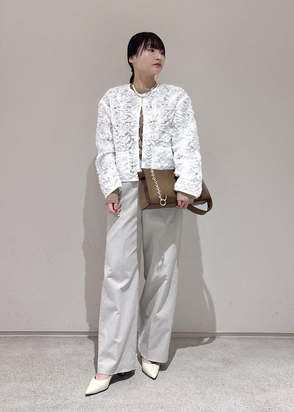 「初春コーデ、春コーデ、お出かけコーデ、女子会コーデ、パンツスタイル、ヘルシーコーデ、きれいめコーデ、ROPÉ、ウェーブ、ブルべ夏、敏感、トップス、Tシャツ/カットソー、カーディガン、パンツ」|「SALON adam et rope'の【2WAY】レザースクエアチェーンクラッチショルダーバッグ(ショルダーバッグ、ブラウン系)」を使った、AYAさん(レディース・158cm)の冬コーディネートの2枚目の写真
