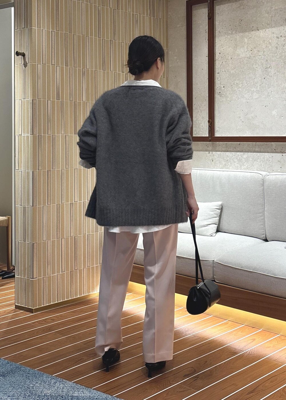 「フォックス、グレー、ピンク、秋コーデ、初冬コーデ、パンツスタイル、シンプルコーデ、きれいめコーデ、ROPÉ、ウェーブ、ブルべ夏、敏感、低身長、トップス、カーディガン」｜「ADAM ET ROPE'のMOL Rollバッグ（ショルダーバッグ、ブラック系）」を使った、AYAさん（レディース・158cm）の秋コーディネートの5枚目の写真