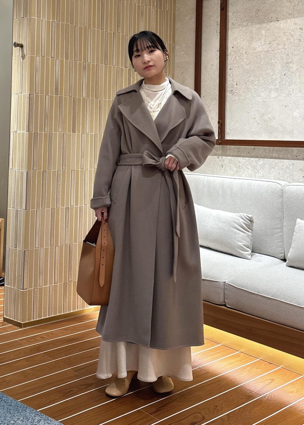 「ブーツ、レース、初冬コーデ、冬コーデ、デートコーデ、お出かけコーデ、推し活コーデ、女子会コーデ、レイヤード、スカートスタイル、フェミニンコーデ、きれいめコーデ、別注アイテム、ROPÉ、ウェーブ」｜「ROPE'のラムウールリバーロングコート【Sサイズフェア対象】（チェスターコート、ベージュ系）」を使った、AYAさん（レディース・158cm）の秋コーディネートの5枚目の写真