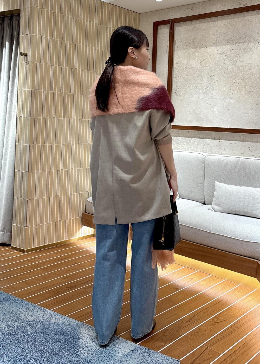 「ジャケット、ベージュ、デニムパンツ、ミニバッグ、初秋コーデ、秋コーデ、大人カジュアル、パンツスタイル、メンズライク、ベーシック、ROPÉ、ウェーブ、ブルべ夏、敏感、低身長」｜「SALON adam et rope'のブライトラップノースリーブプルオーバー【セットアップ対応】（Tシャツ/カットソー、ホワイト系）」を使った、AYAさん（レディース・158cm）の秋コーディネートの6枚目の写真