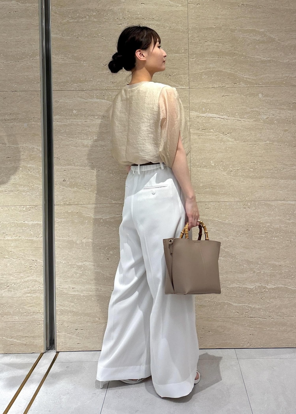 ホワイト系のサンダル、ホワイト系のその他パンツ、ベージュ系のTシャツ/カットソーを着用したレディースの夏コーディネートの3枚目の写真