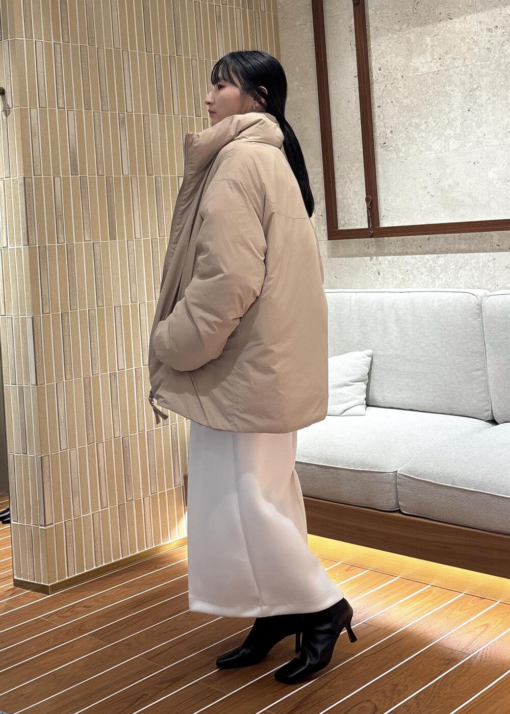 「冬コーデ、卒園式コーデ、お出かけコーデ、推し活コーデ、女子会コーデ、スカートスタイル、ワントーンコーデ、ヘルシーコーデ、きれいめコーデ、ROPÉ、ウェーブ、ブルべ夏、敏感、低身長、トップス」|「ROPE'のBeatrice boots(ベアトリス ブーツ)(ブーツ、ブラック系)」を使った、AYAさん(レディース・158cm)の秋コーディネートの2枚目の写真