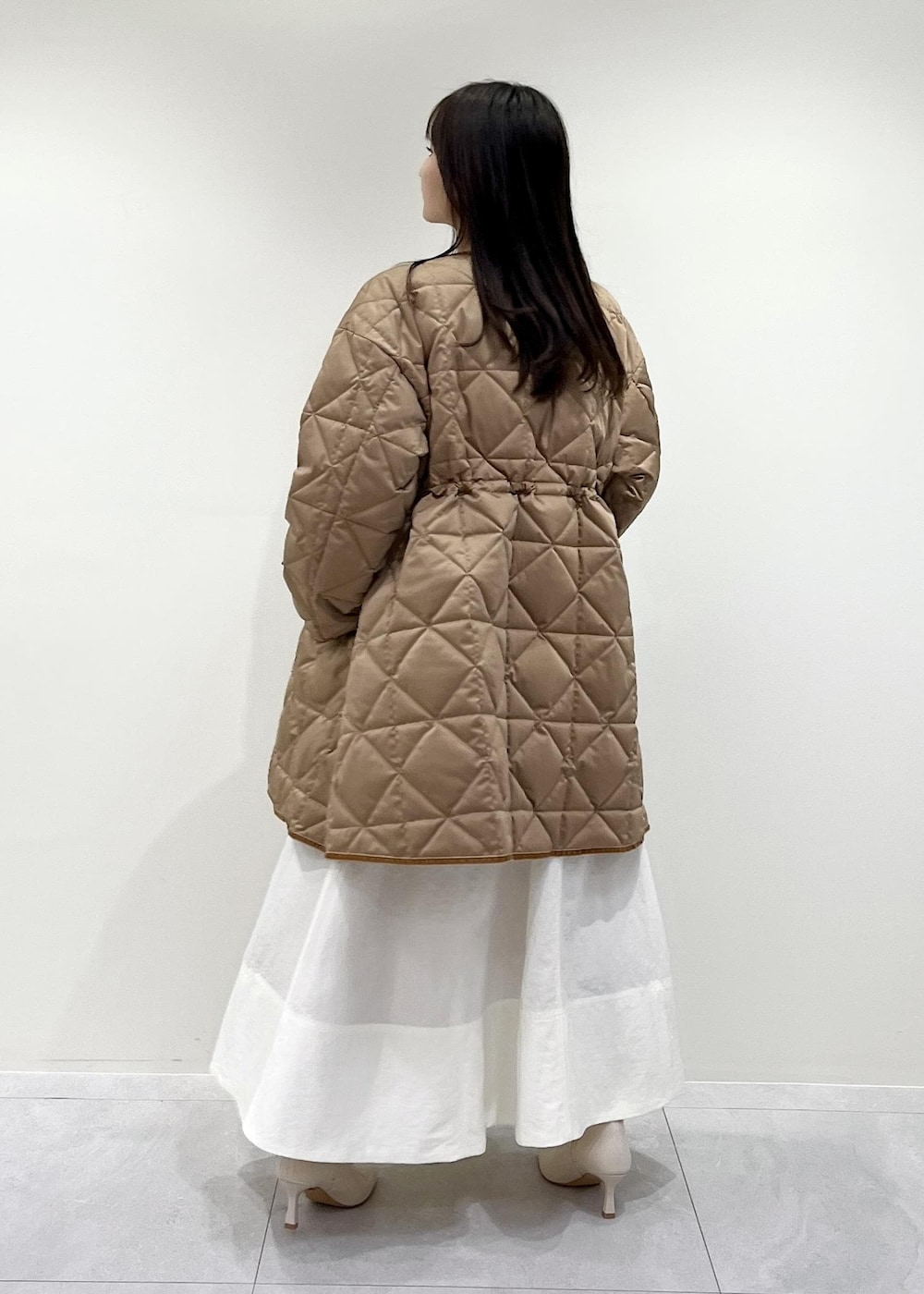 「Winter Coat 2023、ベージュ、ブラウン、ノーカラー、ダウン、キルティング、ミディアム、ホワイト、Knit 2023、ROPÉ、ニット、冬コート、スカート、ブーツ、骨格ウェーブ」｜「ROPE'の【雑誌掲載】【一部WEB限定】ナロースクエアトゥストレッチヒールショートブーツ（ブーツ、ホワイト系）」を使った、AYAさん（レディース・158cm）の秋コーディネートの3枚目の写真