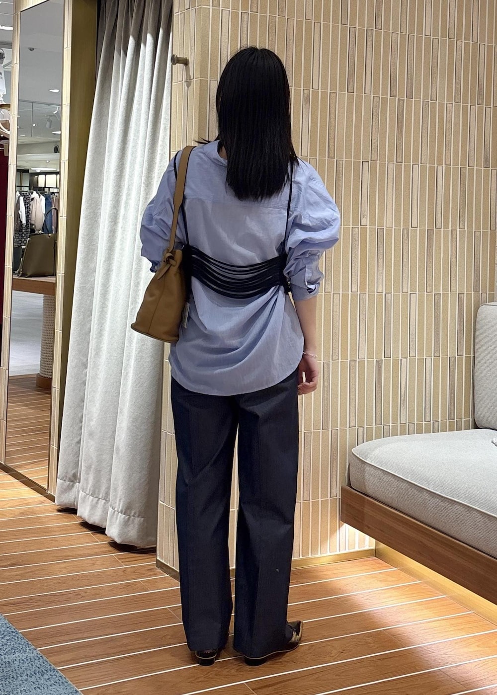 「初秋コーデ、ワントーンコーデ、ROPÉ、ウェーブ、ブルべ夏、敏感、トップス、シャツ/ブラウス、キャミソール、パンツ、スラックス、バッグ、ハンドバッグ、GGX95010、SHF35430」｜「SALON adam et rope'のコットンライクスタイルアップパンツ（スラックス、ブルー系）」を使った、AYAさん（レディース・158cm）の夏コーディネートの3枚目の写真