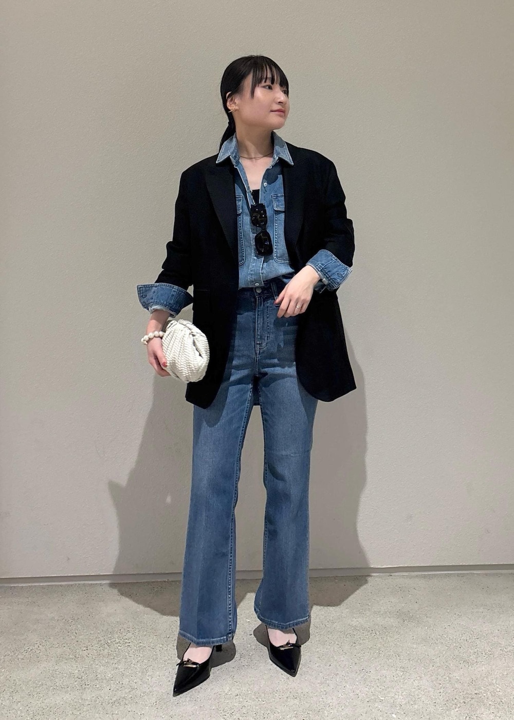 「デニム、初春コーデ、春コーデ、お出かけコーデ、女子会コーデ、大人カジュアル、パンツスタイル、ヘルシーコーデ、ROPÉ、ウェーブ、ブルべ夏、敏感、ジャケット/アウター、テーラードジャケット、バッグ」｜「ROPE'のベルトトップヒールパンプス（パンプス、ブラック系）」を使った、AYAさん（レディース・158cm）の冬コーディネートの2枚目の写真