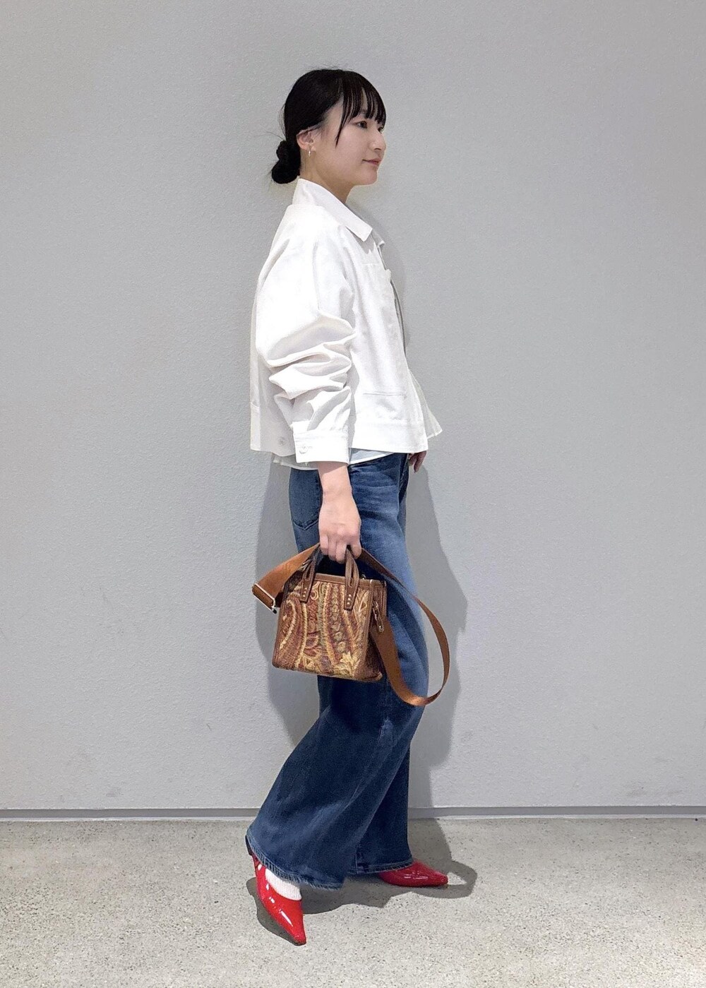 「デニムパンツ、初春コーデ、春コーデ、デートコーデ、お出かけコーデ、女子会コーデ、大人カジュアル、パンツスタイル、ROPÉ、ウェーブ、ブルべ夏、敏感、トップス、ニット/セーター、ジャケット/アウター」｜「SALON adam et rope'の【セットアップ対応】ビンテージライクジップブルゾン（ブルゾン、ホワイト系）」を使った、AYAさん（レディース・158cm）の春コーディネートの4枚目の写真