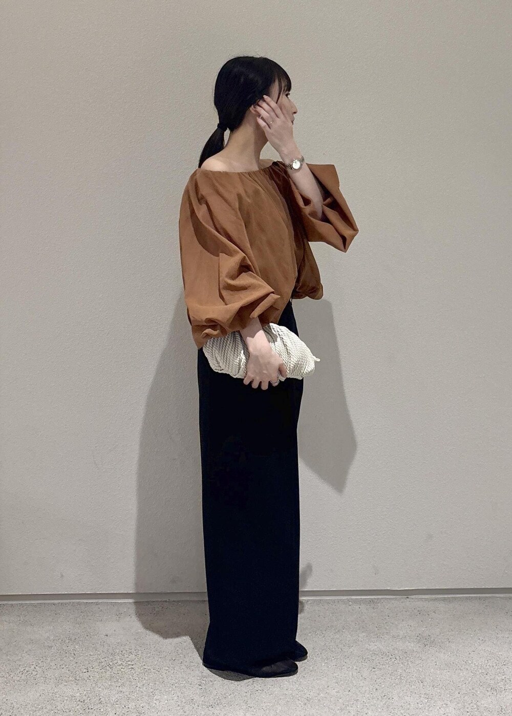 「初春コーデ、春コーデ、デートコーデ、女子会コーデ、スカートスタイル、ヘルシーコーデ、ROPÉ、ウェーブ、ブルべ夏、敏感、トップス、Tシャツ/カットソー、スカート、バッグ、クラッチバッグ」｜「ROPE'の【撥水】ウールストレートタイトスカート（スカート、ブラック系）」を使った、AYAさん（レディース・158cm）の春コーディネートの2枚目の写真