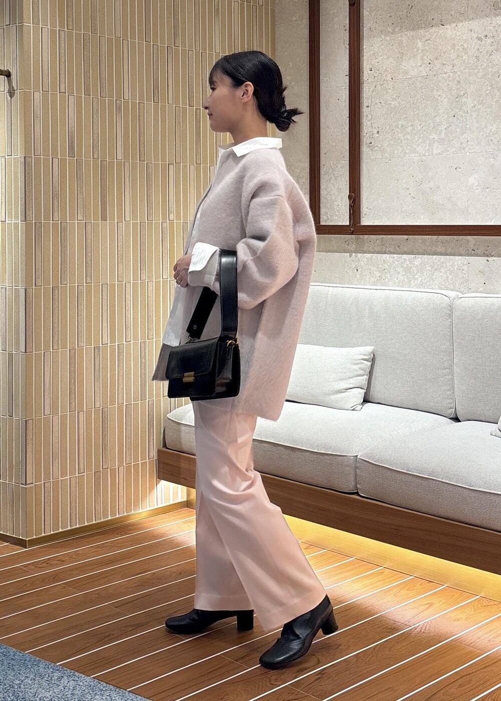 「ピンク、シャツ、秋コーデ、初冬コーデ、推し活コーデ、女子会コーデ、パンツスタイル、ヘルシーコーデ、シンプルコーデ、きれいめコーデ、ベーシック、ROPÉ、ウェーブ、ブルべ夏、敏感」｜「ROPE'のウールサテンイージーパンツ（その他パンツ、ピンク系）」を使った、AYAさん（レディース・158cm）の秋コーディネートの4枚目の写真