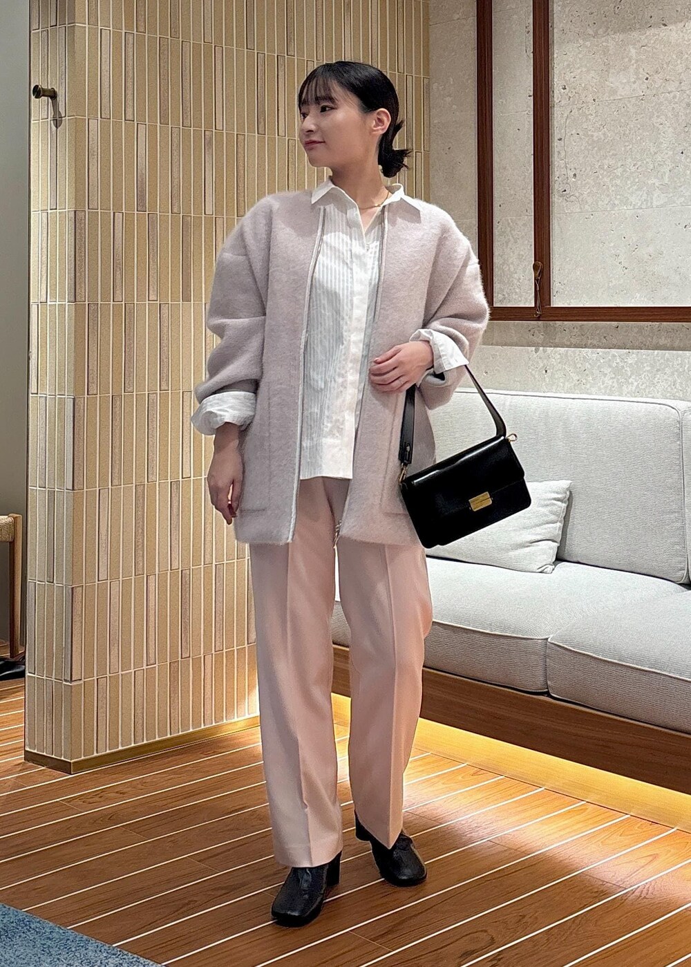 「ピンク、シャツ、秋コーデ、初冬コーデ、推し活コーデ、女子会コーデ、パンツスタイル、ヘルシーコーデ、シンプルコーデ、きれいめコーデ、ベーシック、ROPÉ、ウェーブ、ブルべ夏、敏感」｜「ROPE'のウールサテンイージーパンツ（その他パンツ、ピンク系）」を使った、AYAさん（レディース・158cm）の秋コーディネートの2枚目の写真