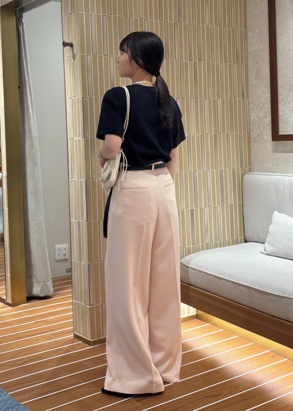 「初夏コーデ、夏コーデ、大人カジュアル、パンツスタイル、ROPÉ、ウェーブ、ブルべ夏、敏感、パンツ、GGS25270、25SS_ROPÉ、25SS_ROPÉ_SSIZE、3色展開、ROPE_夏ボトム、お仕事」｜「ROPE'のダブルクロスワイドパンツ（美人パンツ）/洗える（その他パンツ、ピンク系）」を使った、AYAさん（レディース・158cm）の春コーディネートの3枚目の写真
