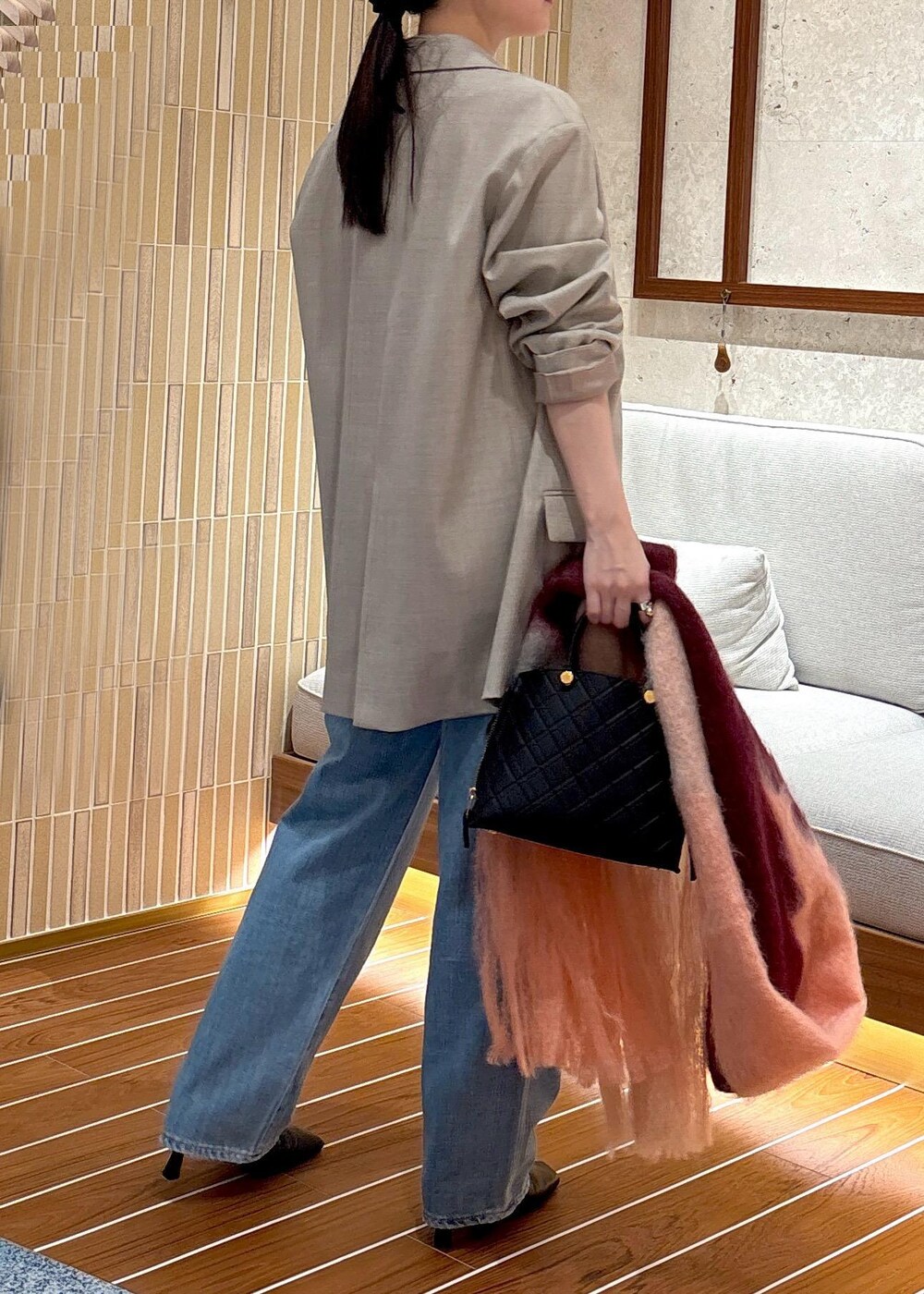 「ジャケット、ベージュ、デニムパンツ、ミニバッグ、初秋コーデ、秋コーデ、大人カジュアル、パンツスタイル、メンズライク、ベーシック、ROPÉ、ウェーブ、ブルべ夏、敏感、低身長」｜「SALON adam et rope'のブライトラップノースリーブプルオーバー【セットアップ対応】（Tシャツ/カットソー、ホワイト系）」を使った、AYAさん（レディース・158cm）の秋コーディネートの3枚目の写真