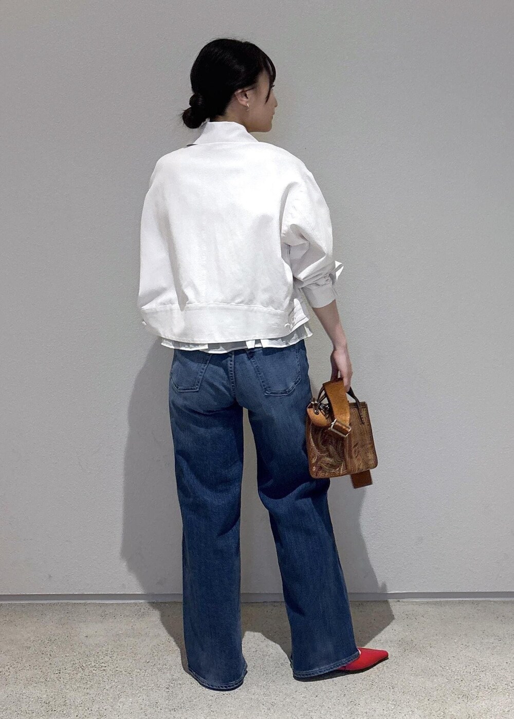 「デニムパンツ、初春コーデ、春コーデ、デートコーデ、お出かけコーデ、女子会コーデ、大人カジュアル、パンツスタイル、ROPÉ、ウェーブ、ブルべ夏、敏感、トップス、ニット/セーター、ジャケット/アウター」｜「SALON adam et rope'の【セットアップ対応】ビンテージライクジップブルゾン（ブルゾン、ホワイト系）」を使った、AYAさん（レディース・158cm）の春コーディネートの3枚目の写真