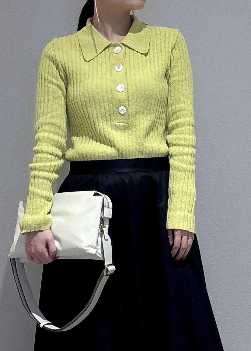 「イエロー、ポロシャツ、フレアスカート、スニーカー、初春コーデ、春コーデ、冬コーデ、女子会コーデ、大人カジュアル、スカートスタイル、ヘルシーコーデ、ROPÉ、ウェーブ、ブルべ夏、敏感」｜「ROPE'のドライコットンフォルムフレアスカート（スカート、ブルー系）」を使った、AYAさん（レディース・158cm）の冬コーディネートの6枚目の写真