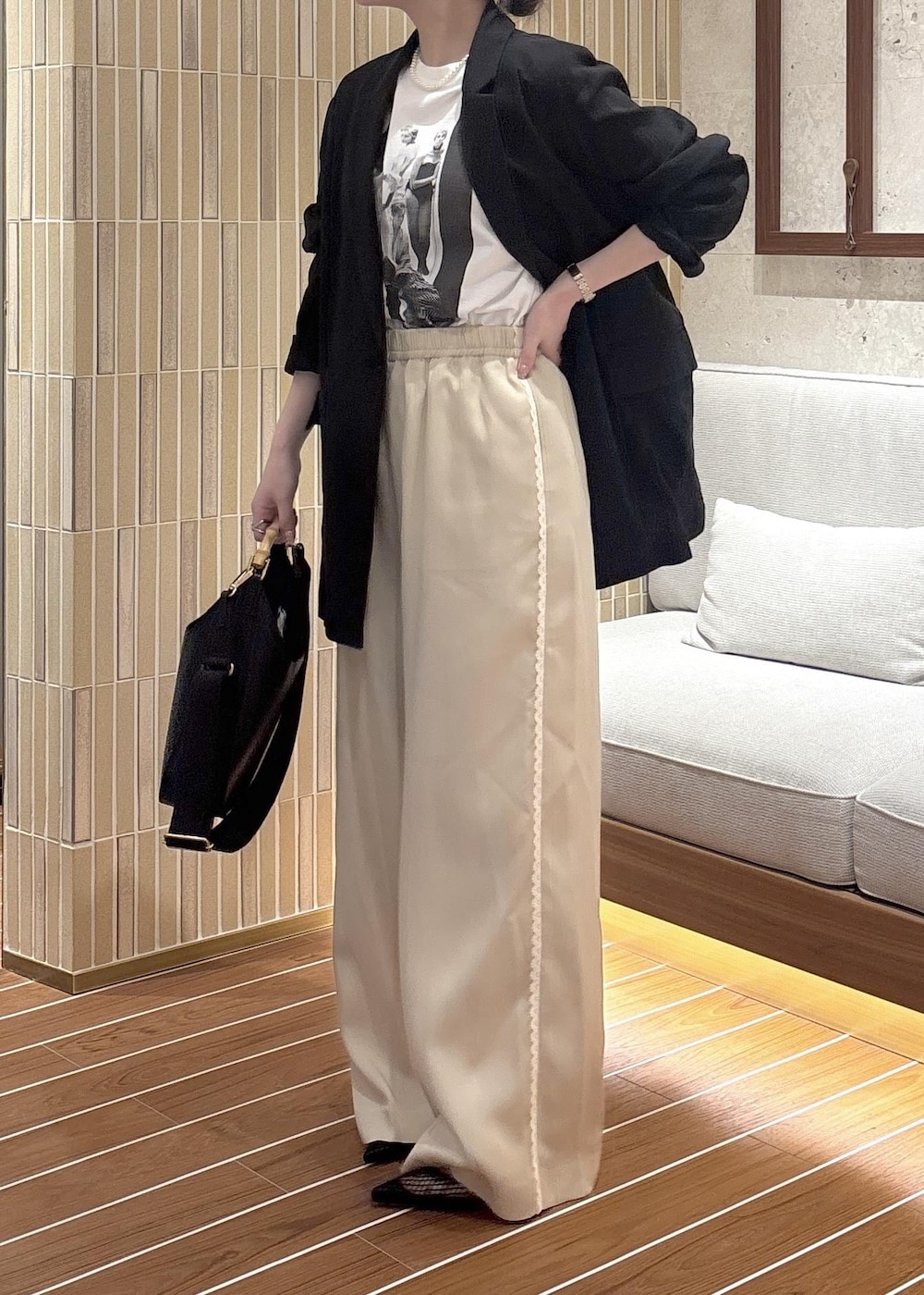 「初春コーデ、春コーデ、推し活コーデ、女子会コーデ、大人カジュアル、パンツスタイル、モノトーンコーデ、ROPÉ、ウェーブ、ブルべ夏、敏感、トップス、Tシャツ/カットソー、ジャケット/アウター、テーラードジャケット」｜「SALON adam et rope'のオーガニックコットンダブルガーゼジャケット（テーラードジャケット、ブラック系）」を使った、AYAさん（レディース・158cm）の春コーディネートの4枚目の写真