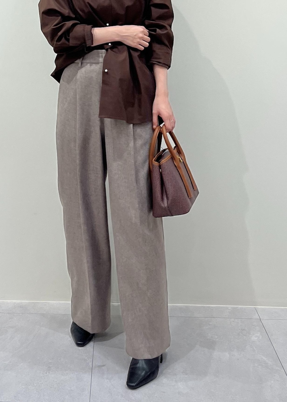 「シャツ、パール、ブラウン、ベージュ、ワイドパンツ、バッグ、ROPÉ、シャツ・ブラウス、パンツ、通勤、お出かけ、骨格ウェーブ、ブルベ、23AW秋の新作、体型カバー」｜「ROPE'のRPフォルドロックメタルミドルバッグ（ショルダーバッグ、ブラウン系）」を使った、AYAさん（レディース・158cm）の秋コーディネートの5枚目の写真