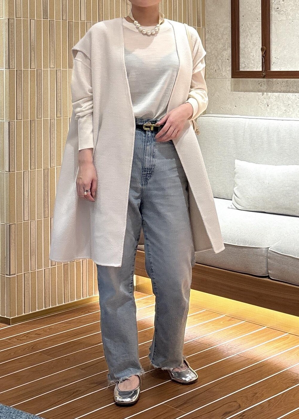 「ホワイト、ジレ、秋コーデ、初冬コーデ、お出かけコーデ、女子会コーデ、ヘルシーコーデ、シンプルコーデ、ベーシック、ROPÉ、ウェーブ、ブルべ夏、敏感、低身長、トップス」|「ADAM ET ROPE'の【洗える】ウォッシャブルニットロンT(ニット/セーター、ホワイト系)」を使った、AYAさん(レディース・158cm)の秋コーディネートの2枚目の写真