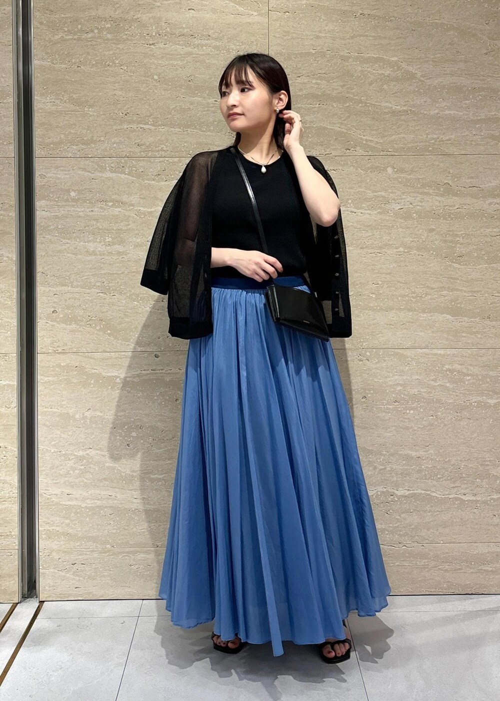 「アンサンブル、シアー、ブラック、ブルー、ロング、フレア、フレアスカート、マキシ、ウエストゴム、ギャザー、ギャザースカート、夏コーデ、女子会コーデ、きれいめコーデ、ROPÉ」｜「SALON adam et rope'のドライシアーニットタンクトップ【アンサンブル対応】（タンクトップ、ブラック系）」を使った、AYAさん（レディース・158cm）の夏コーディネートの2枚目の写真