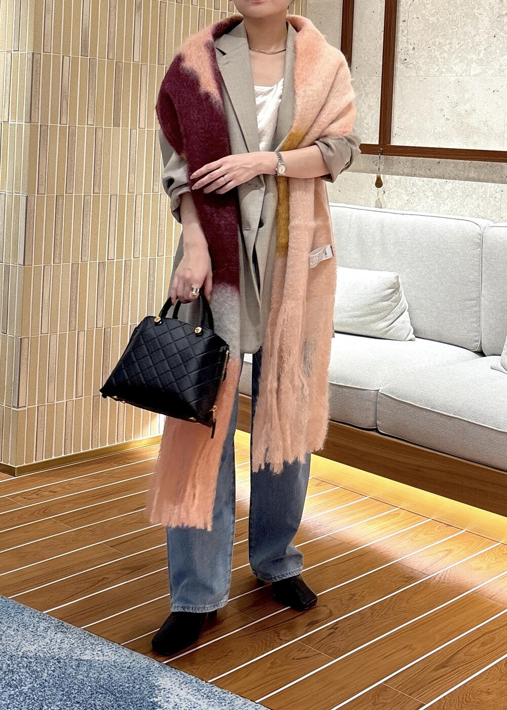 「ジャケット、ベージュ、デニムパンツ、ミニバッグ、初秋コーデ、秋コーデ、大人カジュアル、パンツスタイル、メンズライク、ベーシック、ROPÉ、ウェーブ、ブルべ夏、敏感、低身長」｜「SALON adam et rope'のブライトラップノースリーブプルオーバー【セットアップ対応】（Tシャツ/カットソー、ホワイト系）」を使った、AYAさん（レディース・158cm）の秋コーディネートの5枚目の写真